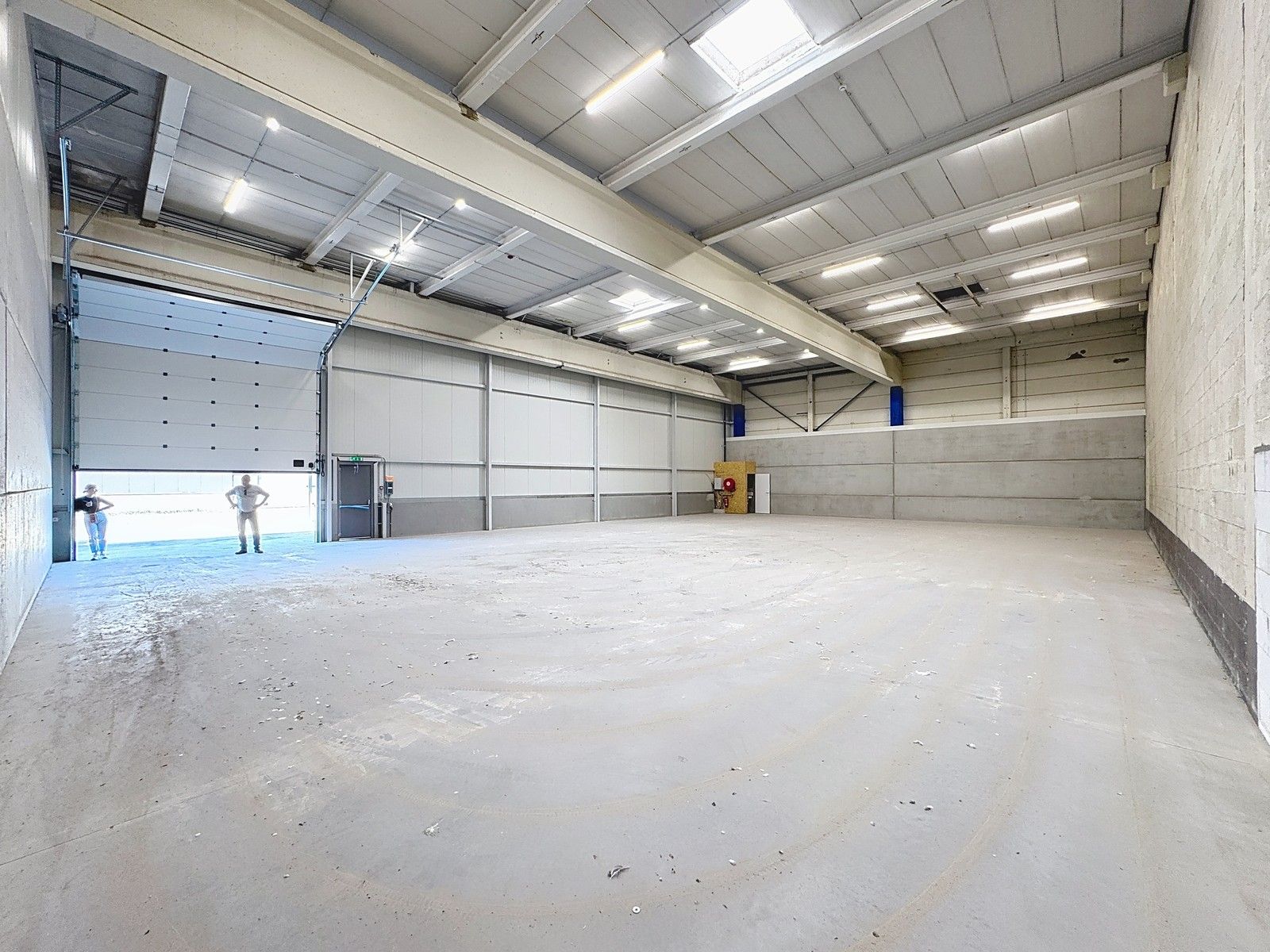 Instapklare OPSLAGRUIMTE (411m²) met sectionaalpoort te huur op industriezone "Herdersbrug" te 8000 Brugge foto 4