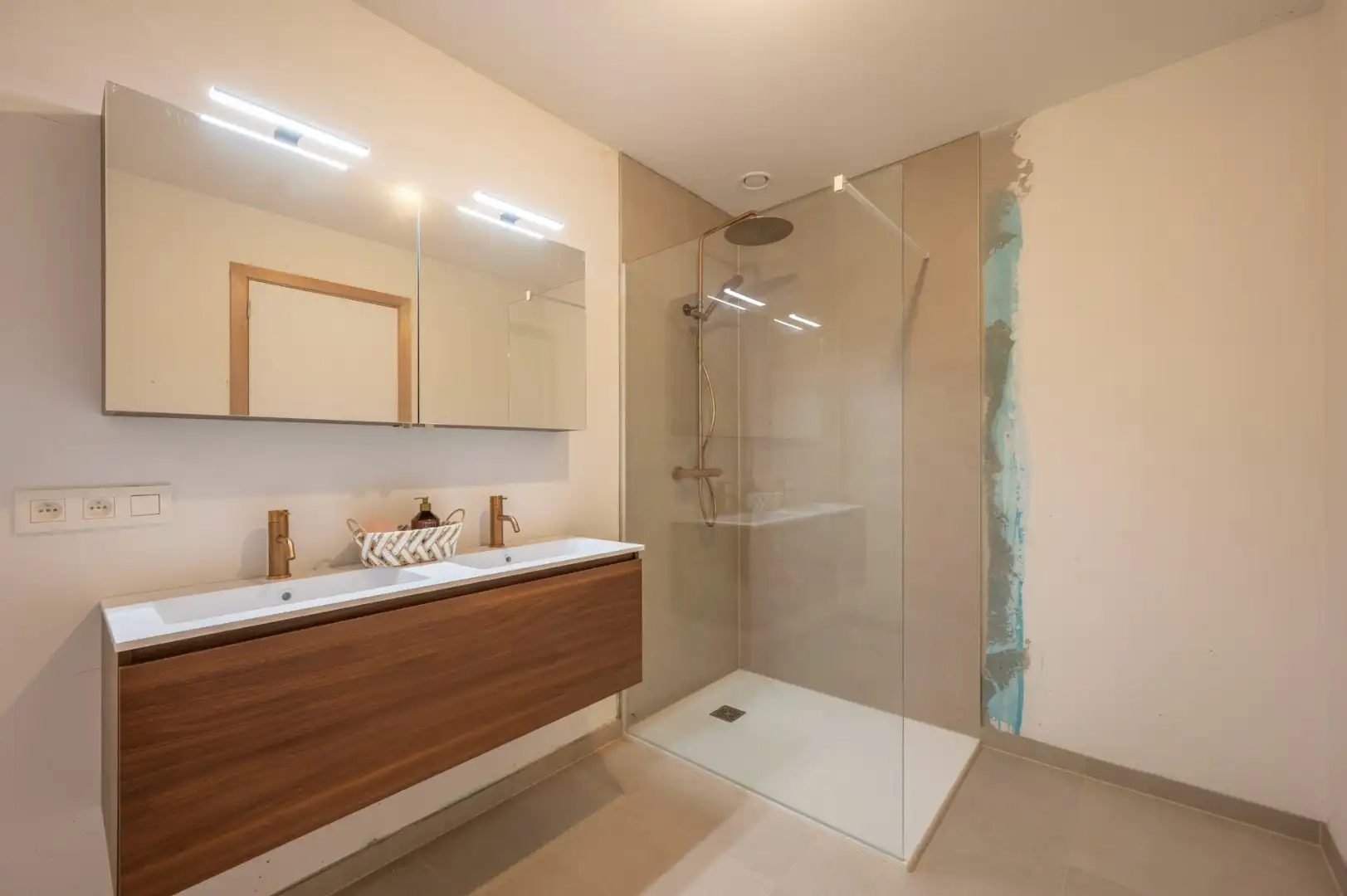 Wonen in alle rust, unieke koopkans midden het centrum in Sijsele (Damme). foto 9