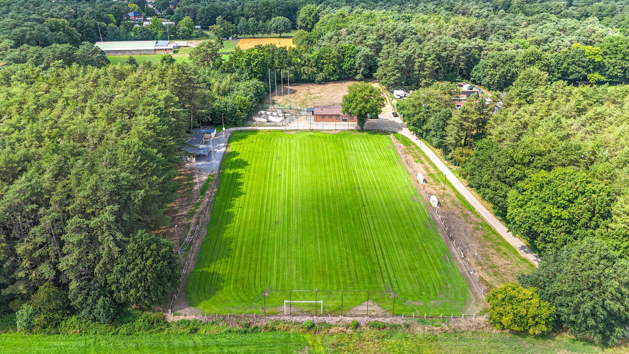 Voetbalveld en kantine op 2,45 ha in prachtig bosrijk gebied! foto 6
