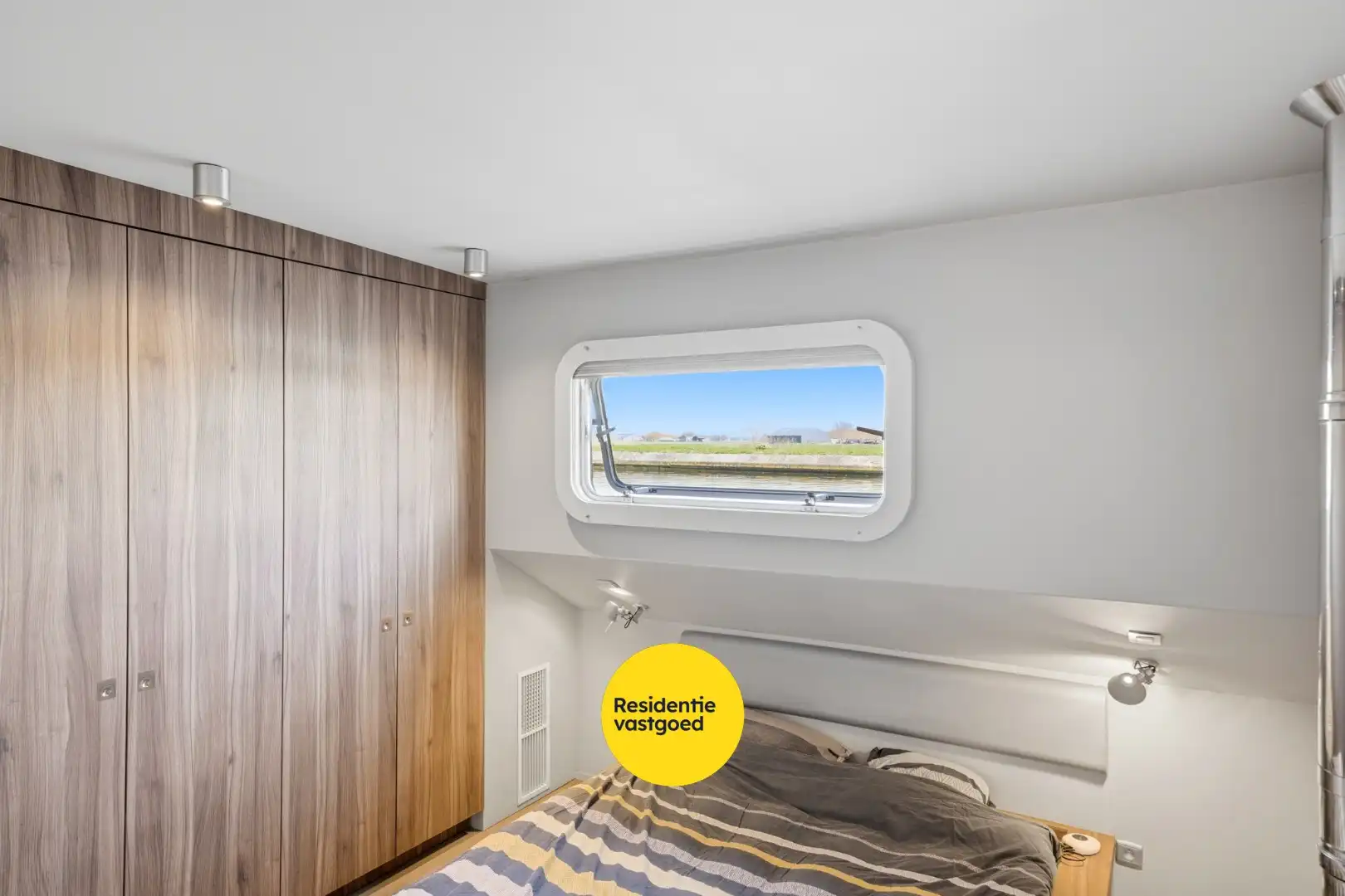 Unieke woonboot met B&B en vergunde ligplaats in Plassendale foto 16