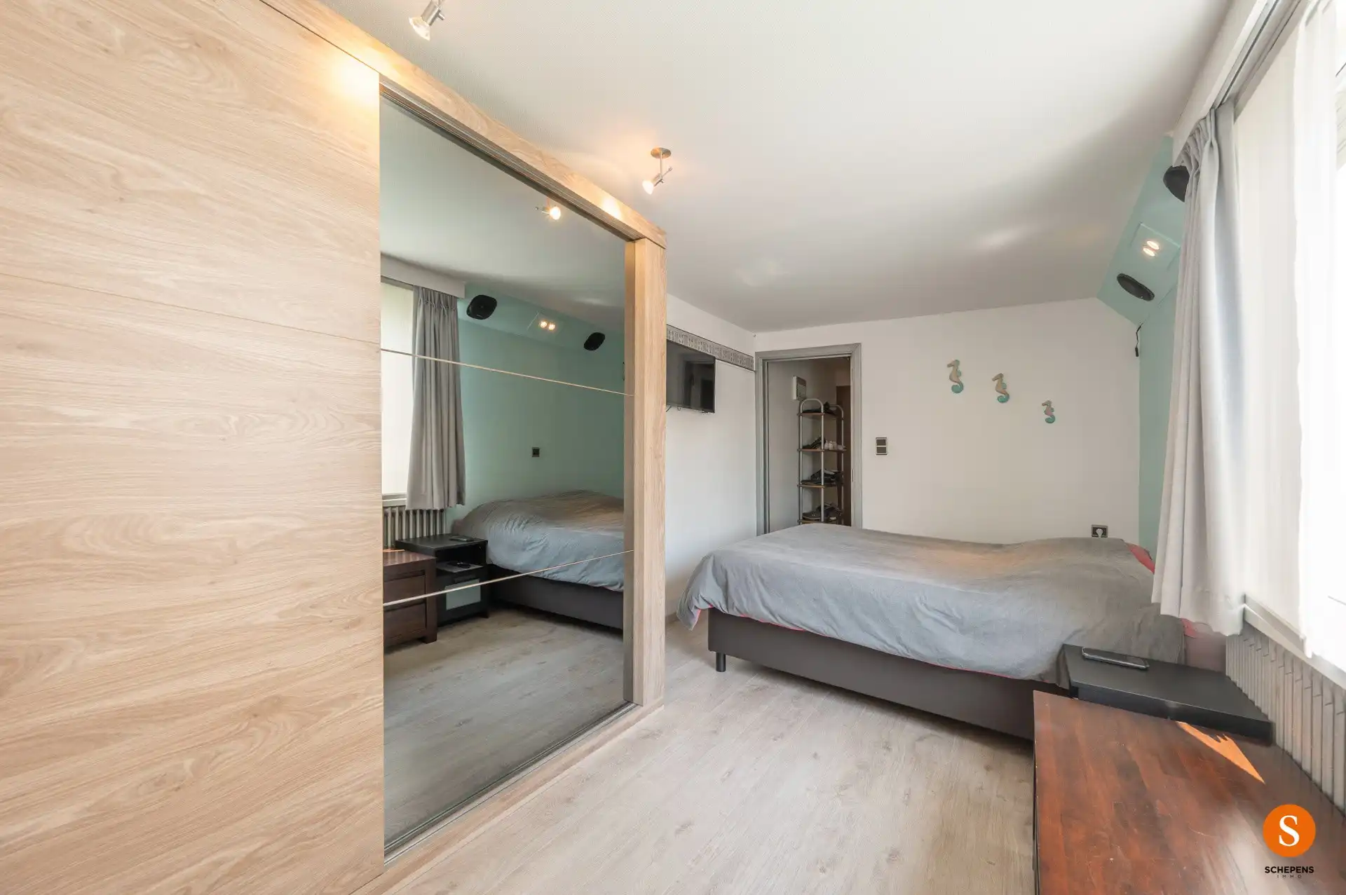 TE KOOP – Verhuurde B&B met 7 kamers én privé-woonst voor uitbaters in hartje De Haan. foto 9