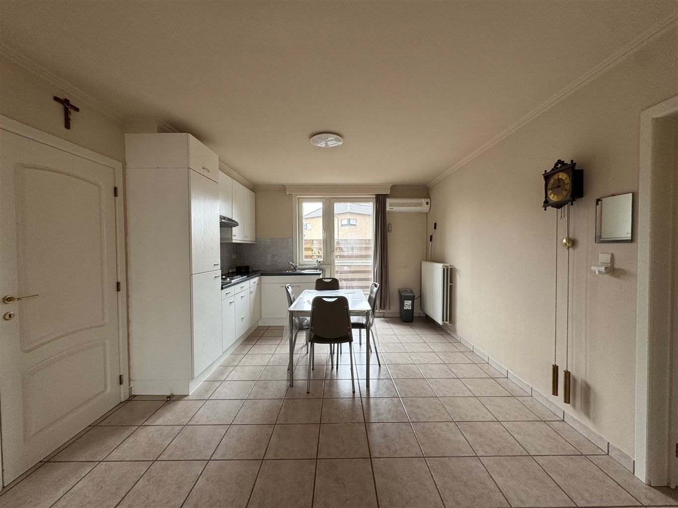 Ruim gelijkvloers appartement met 2 slaapkamers, terras en autostaanplaats te Kinrooi.  foto 4