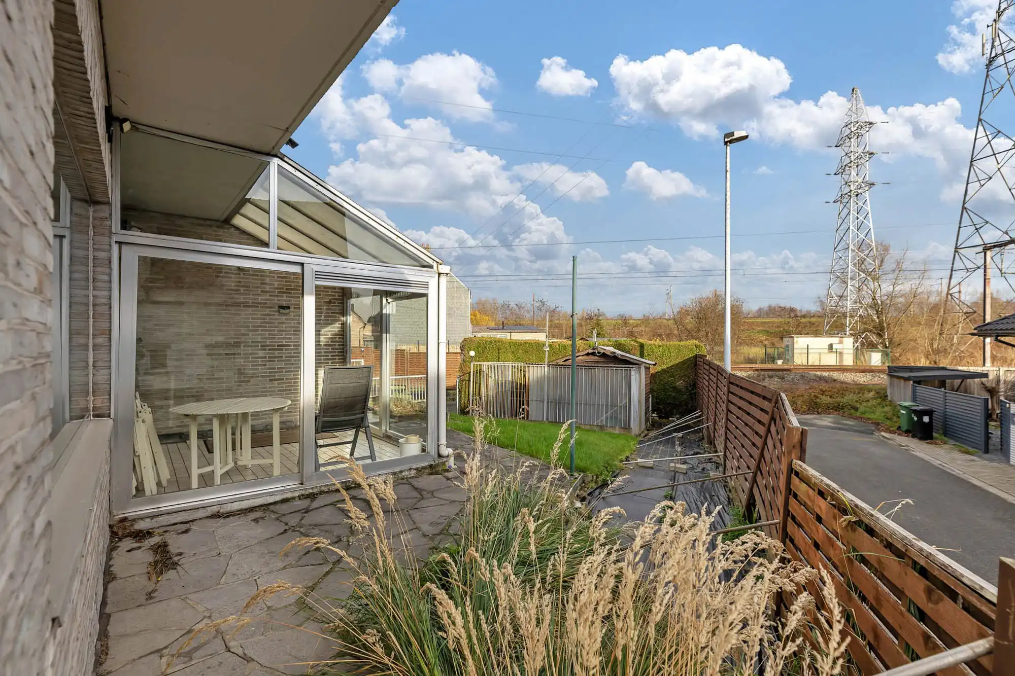 Bungalow met garage en tuintje op strategische ligging foto 29