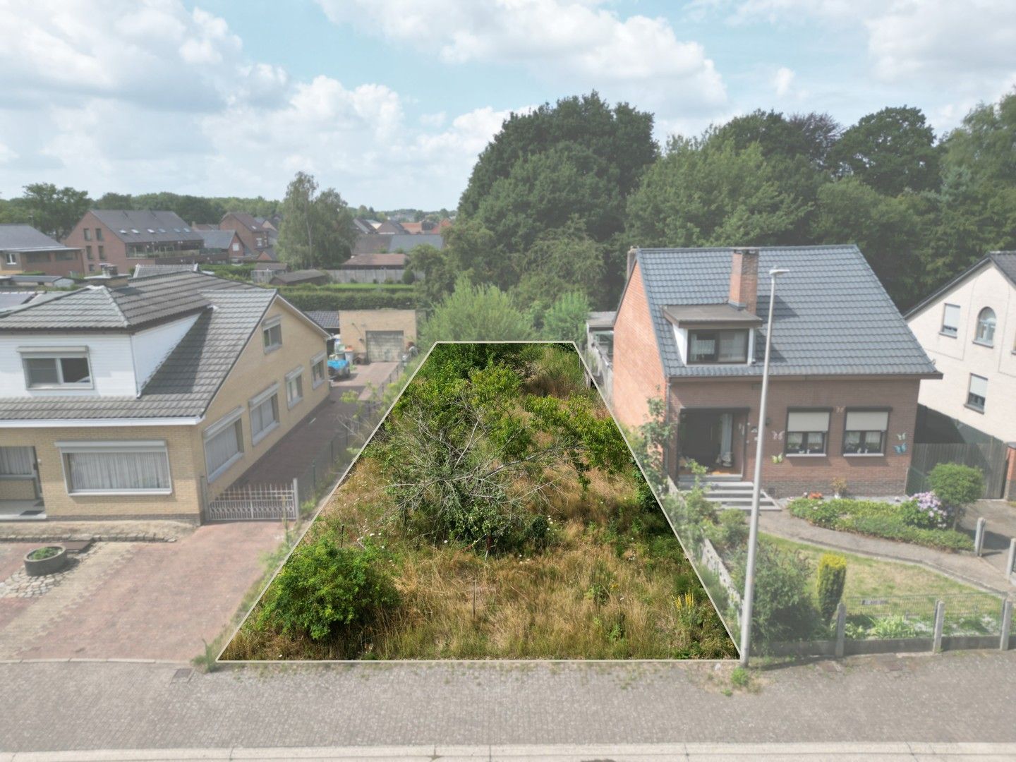 Rustig gelegen bouwgrond (H.O.B.) van 4a92ca in het centrum van As foto {{pictureIndex}}