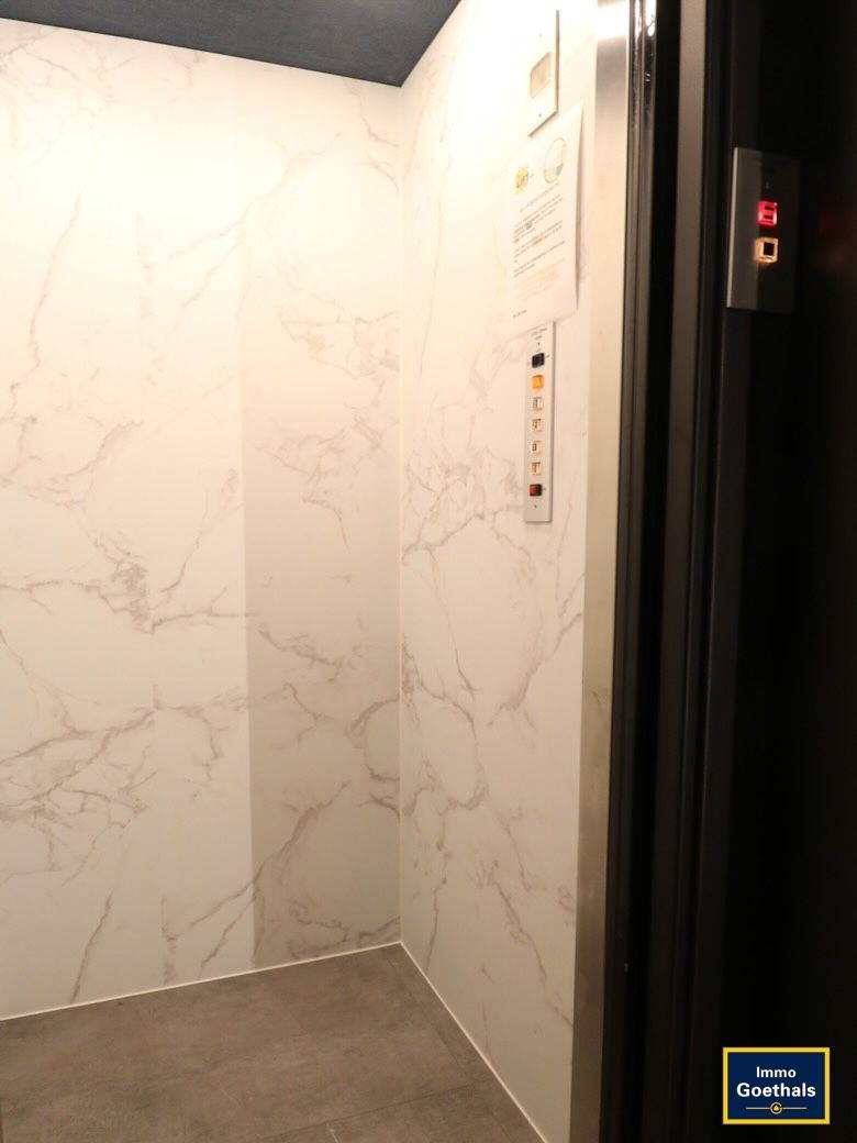 Pas gerenoveerd appartement met 2 kamers en garage foto 24