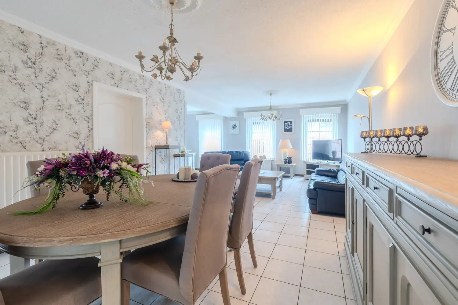 Instapklare woning met drie slaapkamers, ruime tuin en twee garageboxen in hartje Rekem! foto 7