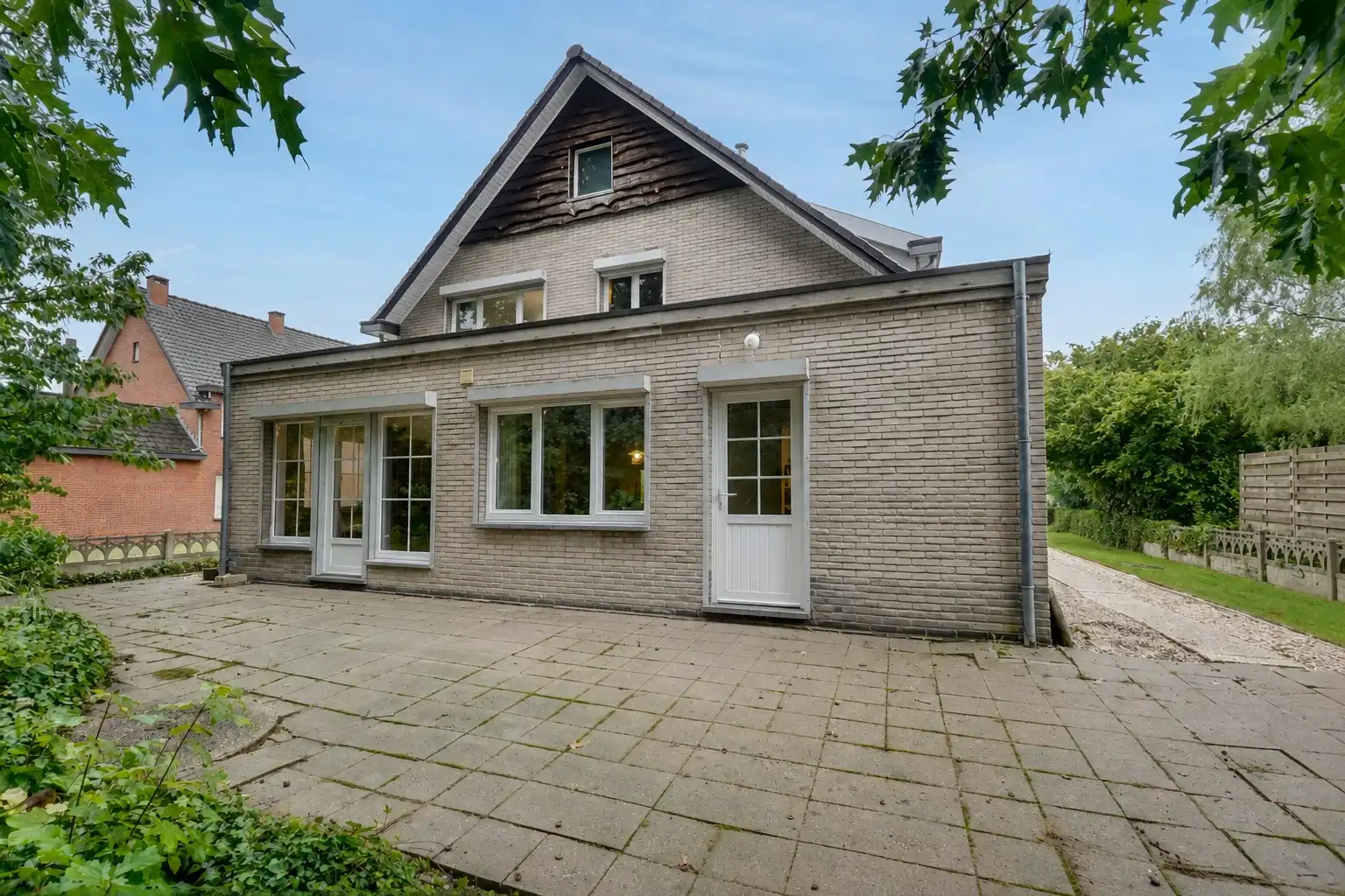 DEGELIJKE WONING BOORDEVOL POTENTIEEL IN DOODLOPENDE STRAAT foto 3