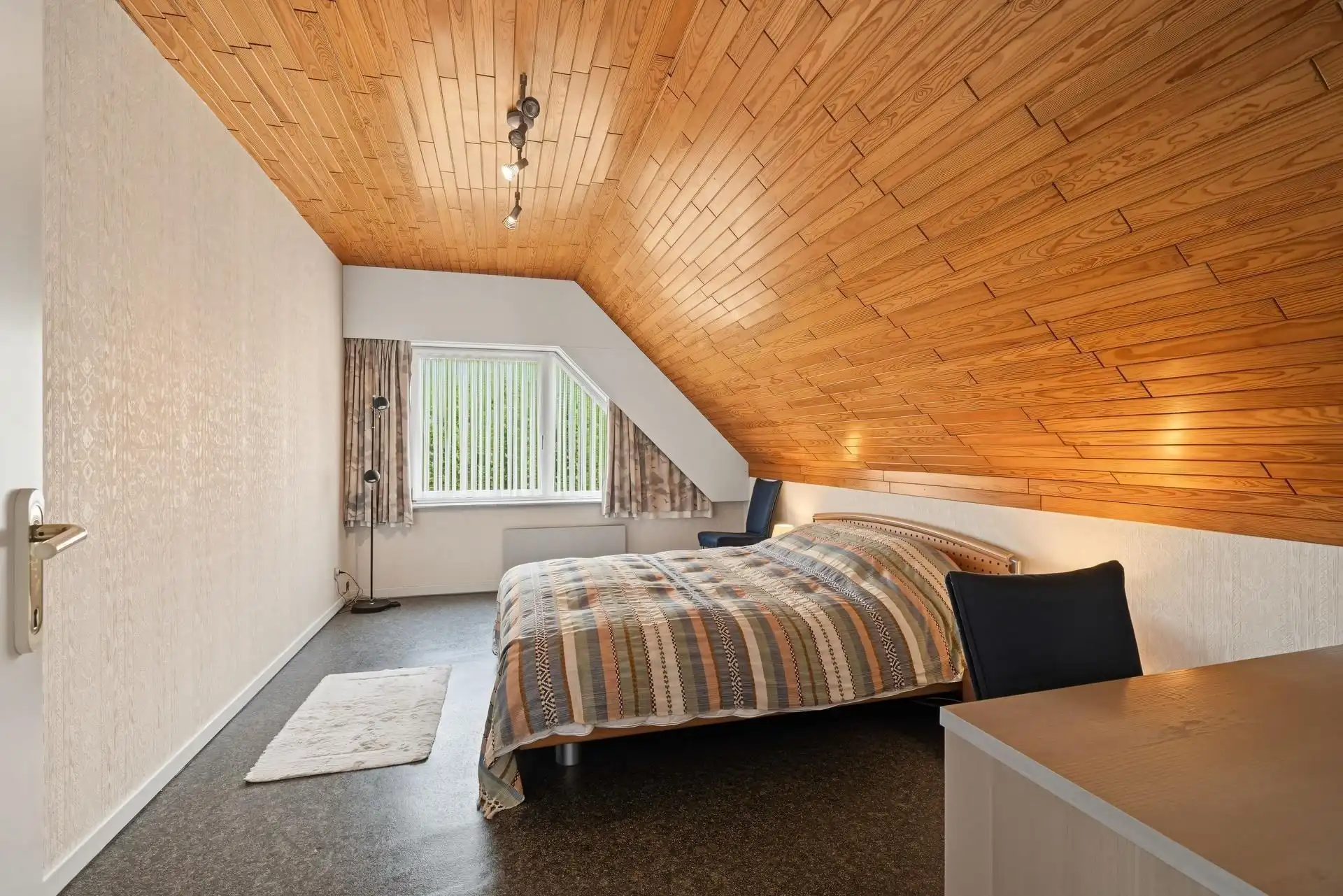Uitstekend gelegen gezinswoning met 4 slaapkamers + bureau en ruime garage foto 16