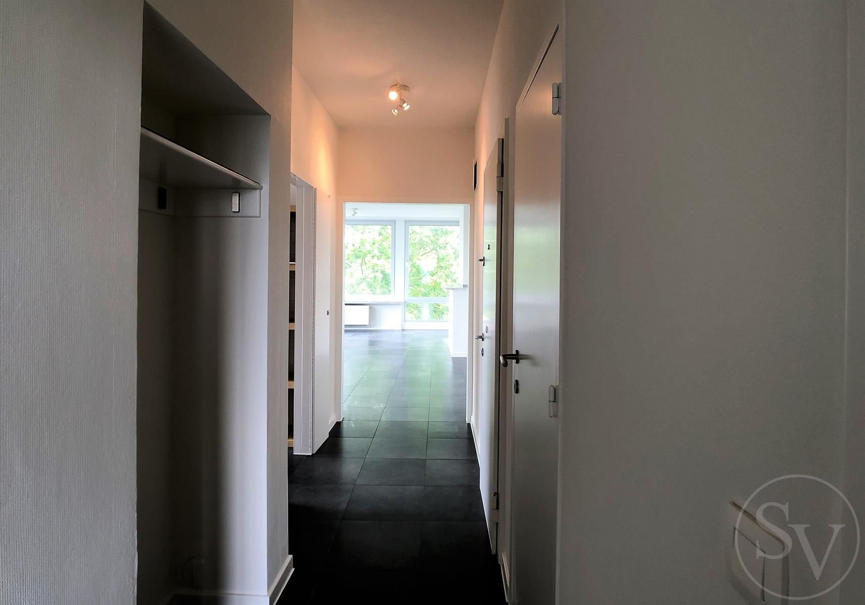 Appartement met 2 slaapkamers, balkon en garage. foto 7