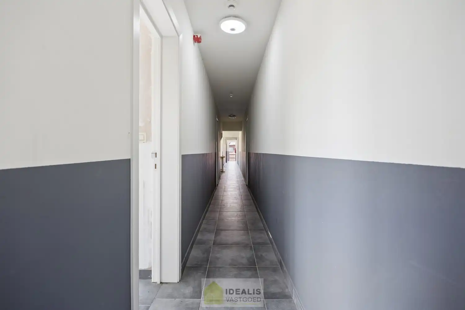 IDEALIS VASTGOED – OPBRENGSTEIGENDOM BESTAANDE UIT EEN HANDELSPAND MOMENTEEL INGERICHT ALS HORECAGELEGENHEID MET BOVENLIGGEND 8 WOONGELEGENHEDEN. DE WOONGELEGENHEDEN ZIJN VOORZIEN VAN EEN EIGEN DOUCHE EN TOILET. DAARNAAST IS ER EEN GEMEENSCHAPPELIJKE KEUKEN EN WASPLAATS. HET PAND IS IN 2018 GERENOVEERD. foto 15