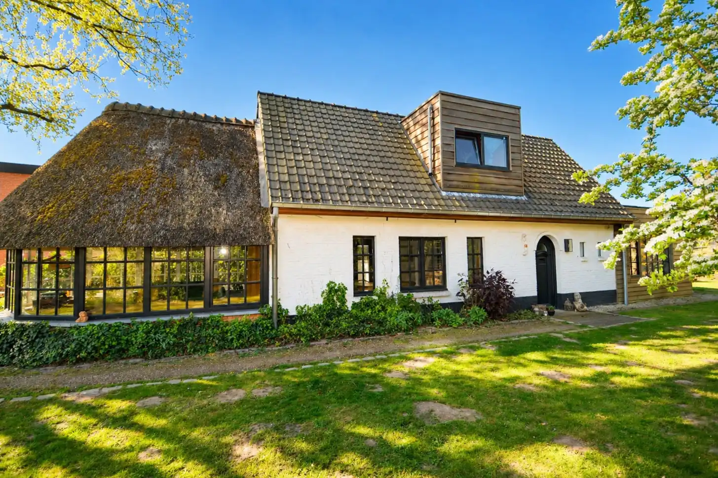 Hoofdfoto van de publicatie: VERKOCHT! CHARMANTE OPEN BEBOUWING MET 2 SLK EN TUIN!
