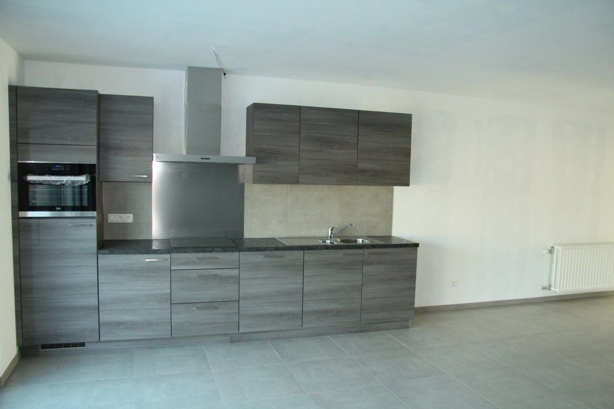 Uiterst ruime, recente woning met 3 slk, garage en tuin in centrum Berlare foto 4