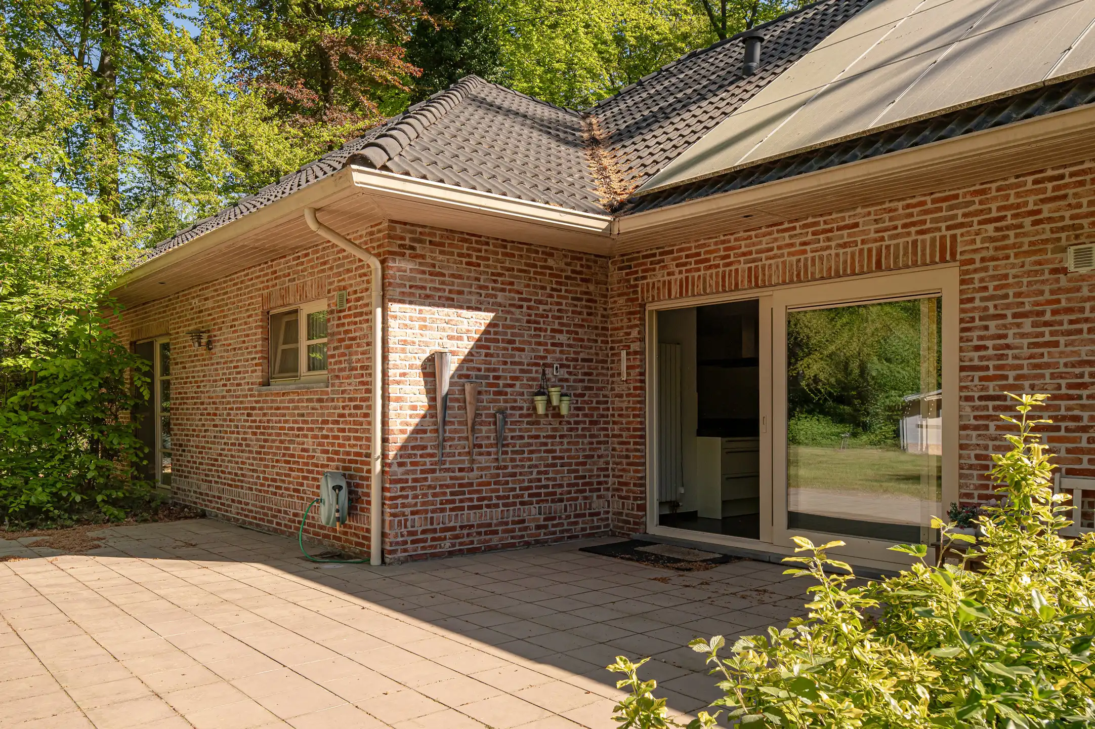 Vrijstaand en residentieel gelegen woning in groene oase met zonnige tuin. foto 29