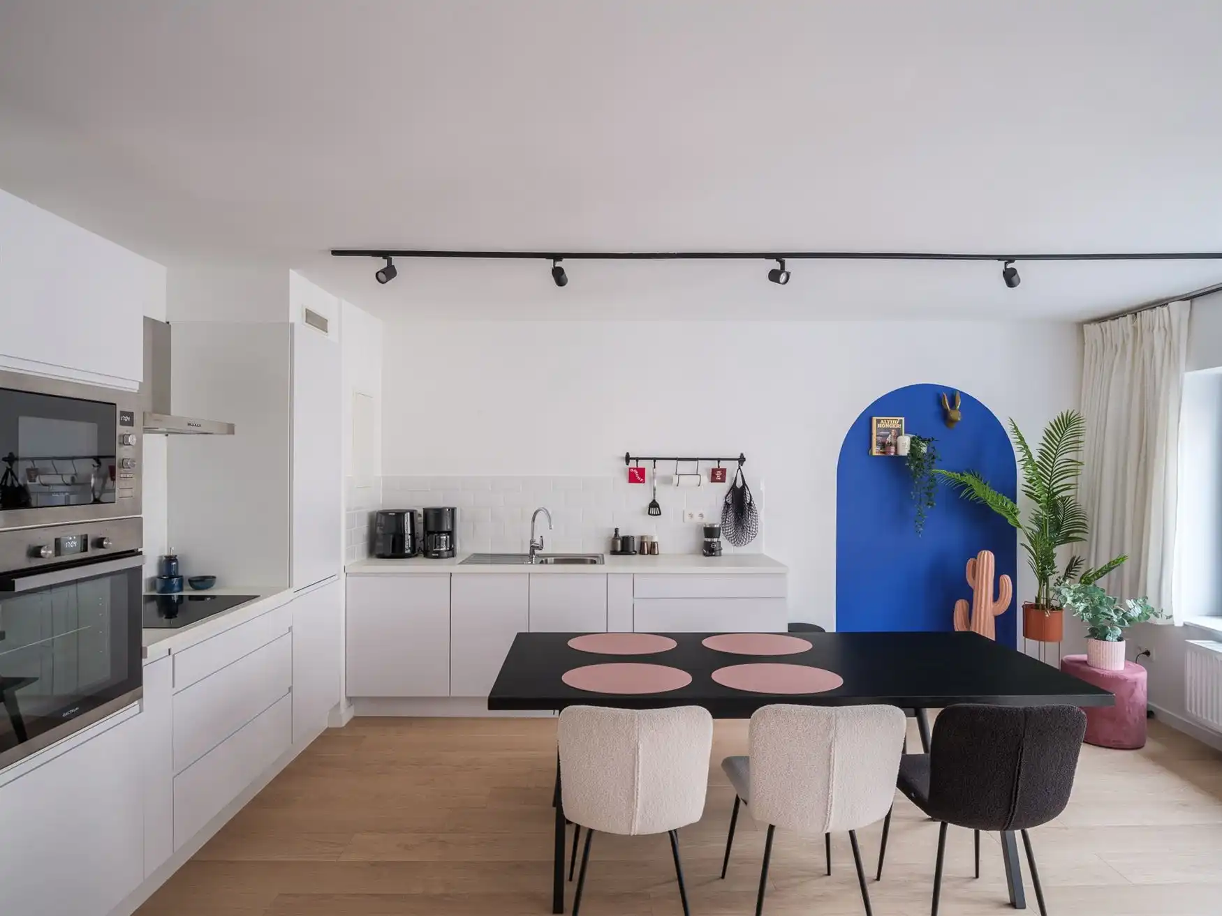 Stijlvol appartement met terras nabij Zuidpark en Sint Anna foto 2