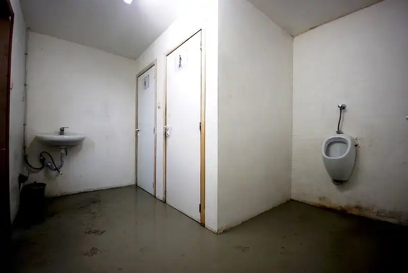 Instapklare OPSLAGRUIMTE (240m²) met hoge, automatische sectionaalpoort (+ codeklavier) op industriezone "Herdersbrug" te Brugge foto 8