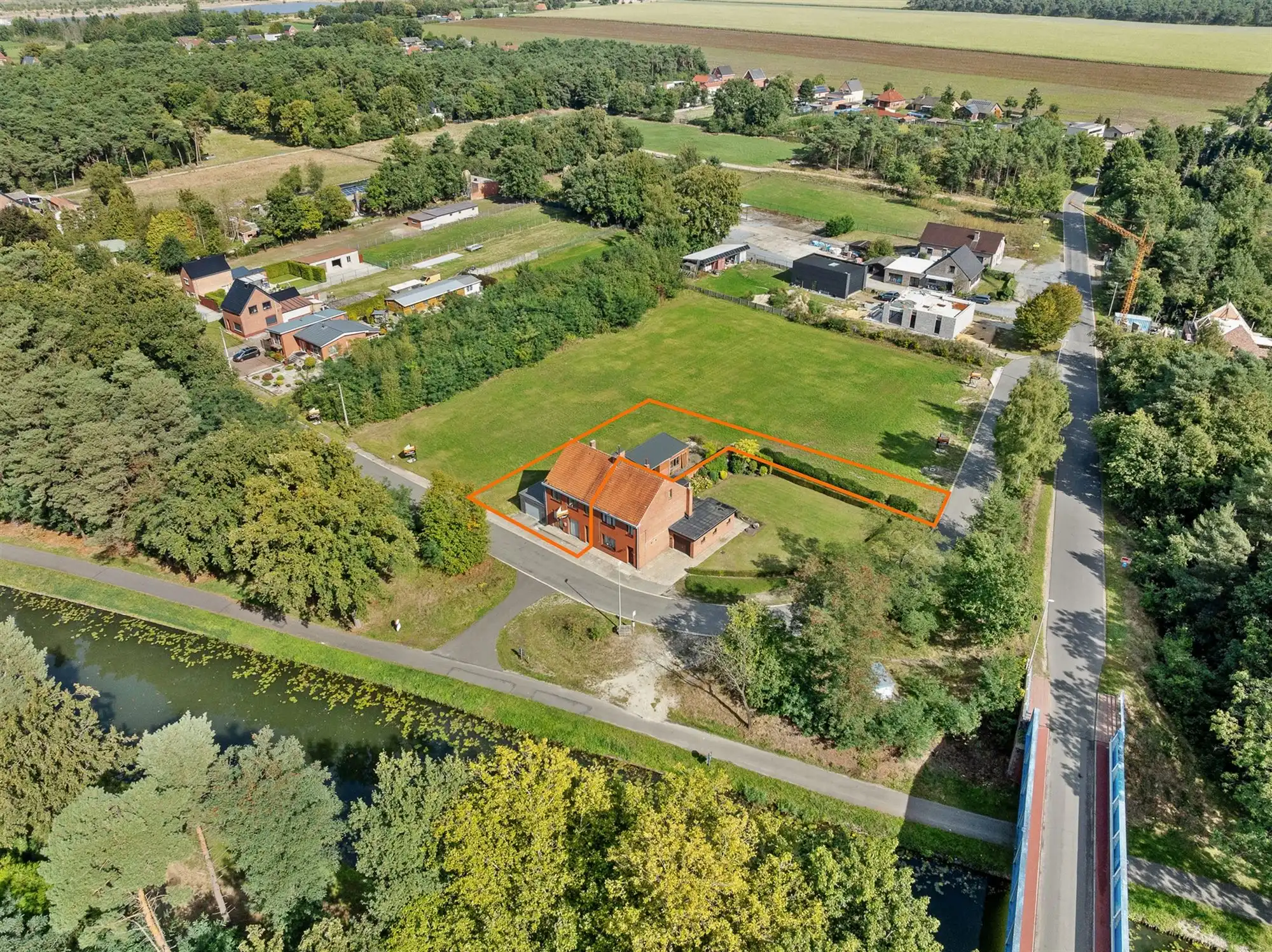 WONING MET ZICHT OP KANAAL OP PRACHTIGE LIGGING foto 26