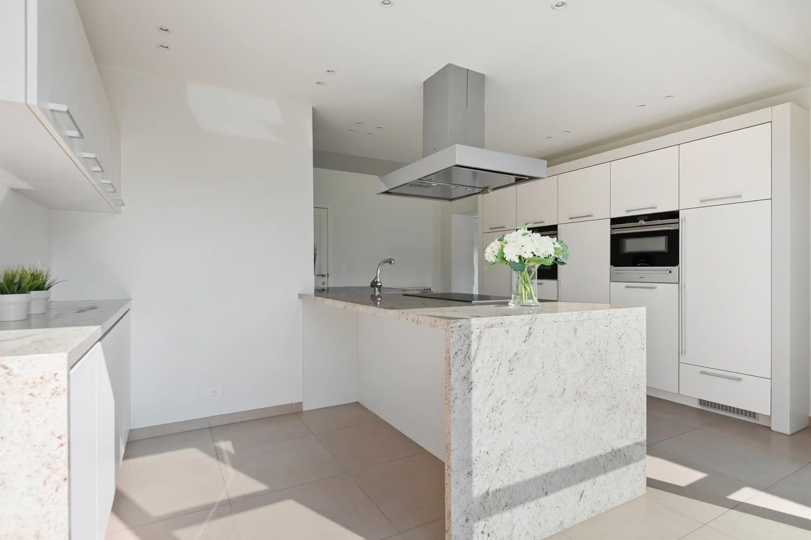 Tijdloze landbouwwoning met drie loodsen foto 5
