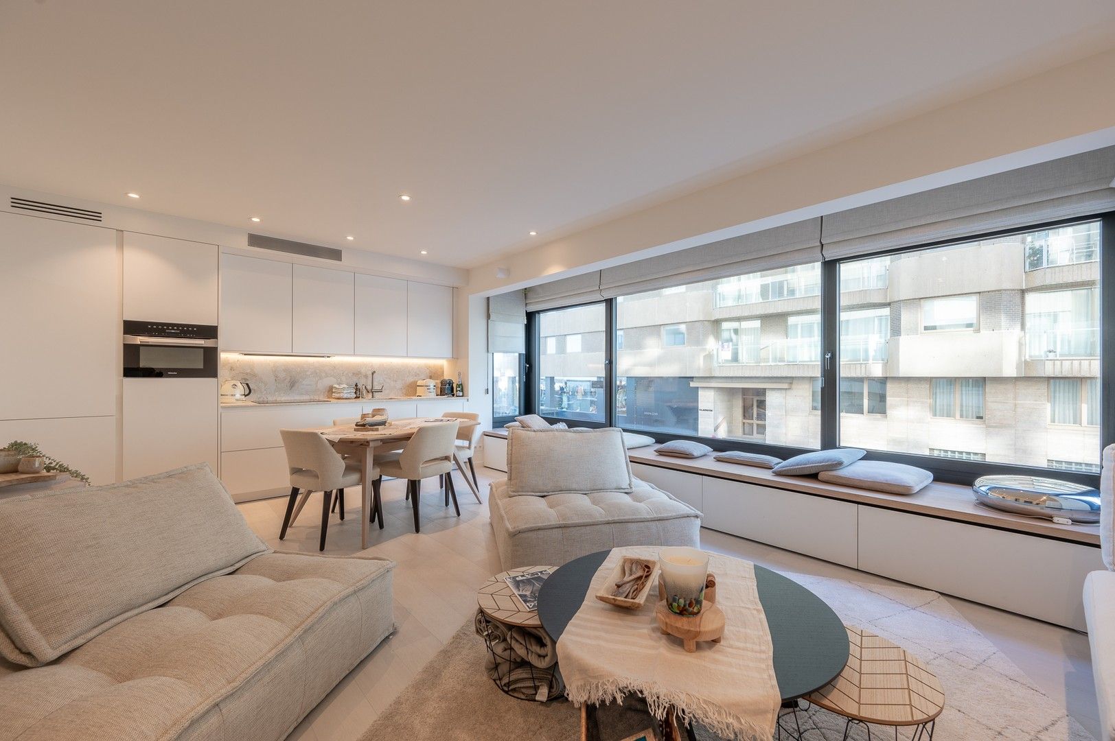 Fantastisch gerenoveerd appartement met zijdelings zeezicht in hartje Zoute. foto 2