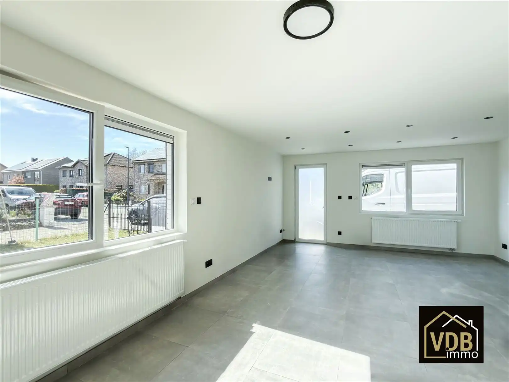 HALF OPEN BEBOUWING MET 4 SLAAPKAMERS EN GROTE GARAGE foto 3