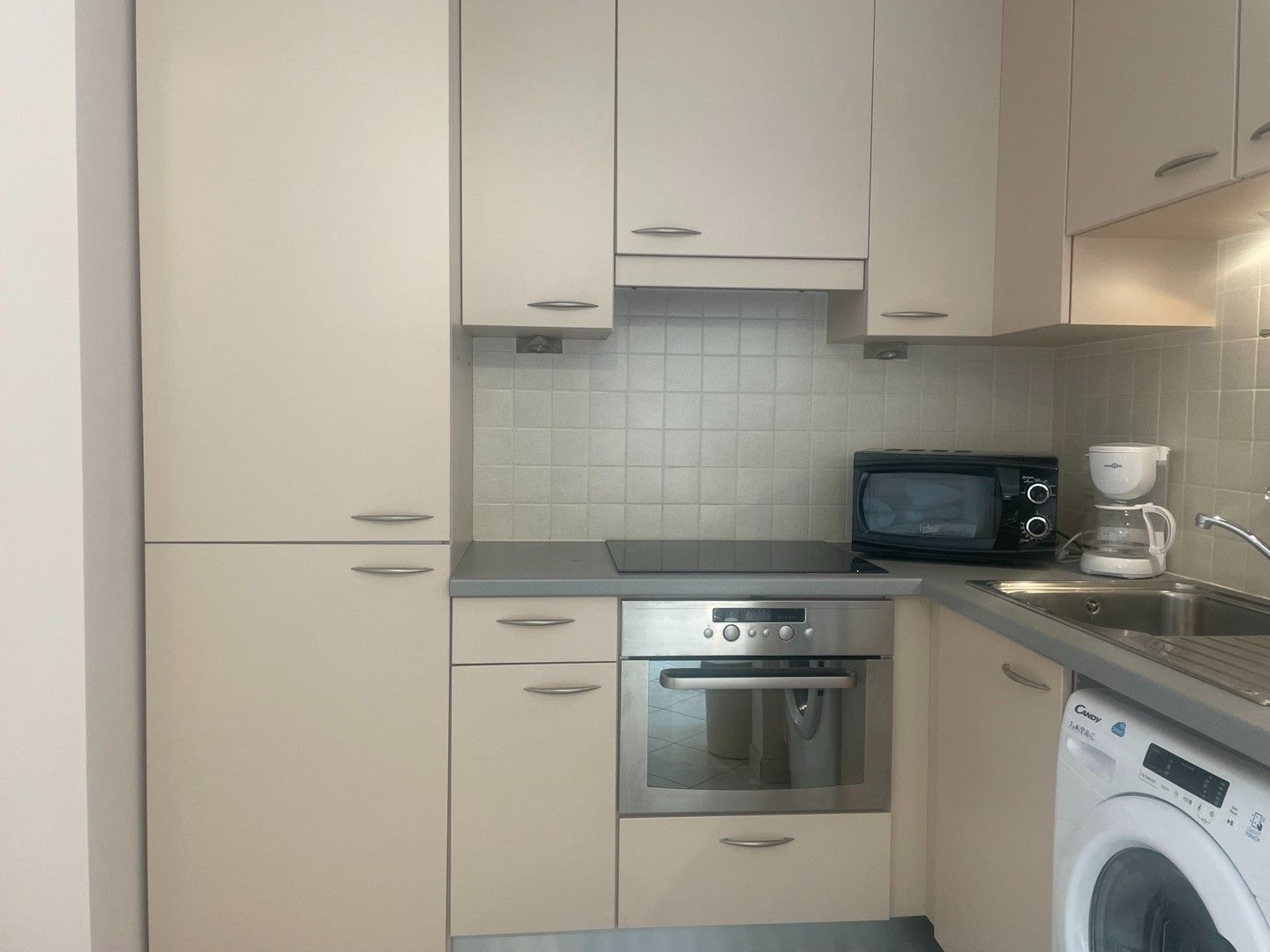 Gemeubelde studio met zonnebalkon en autostandplaats dichtbij foto 9