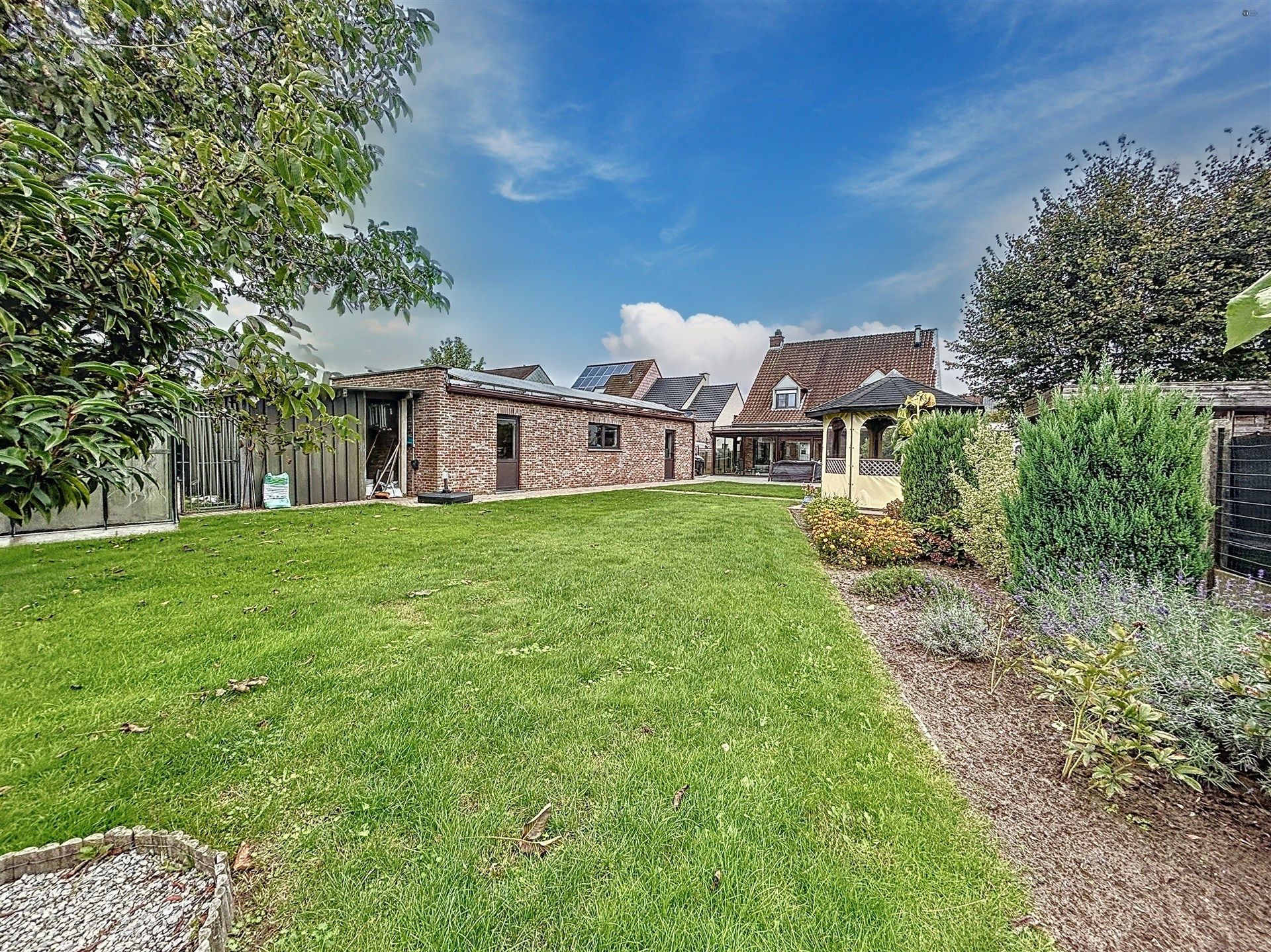 Hoofdfoto van de publicatie: Villa met dubbele garage/ werkplaats op prachtig  perceel van 702m²