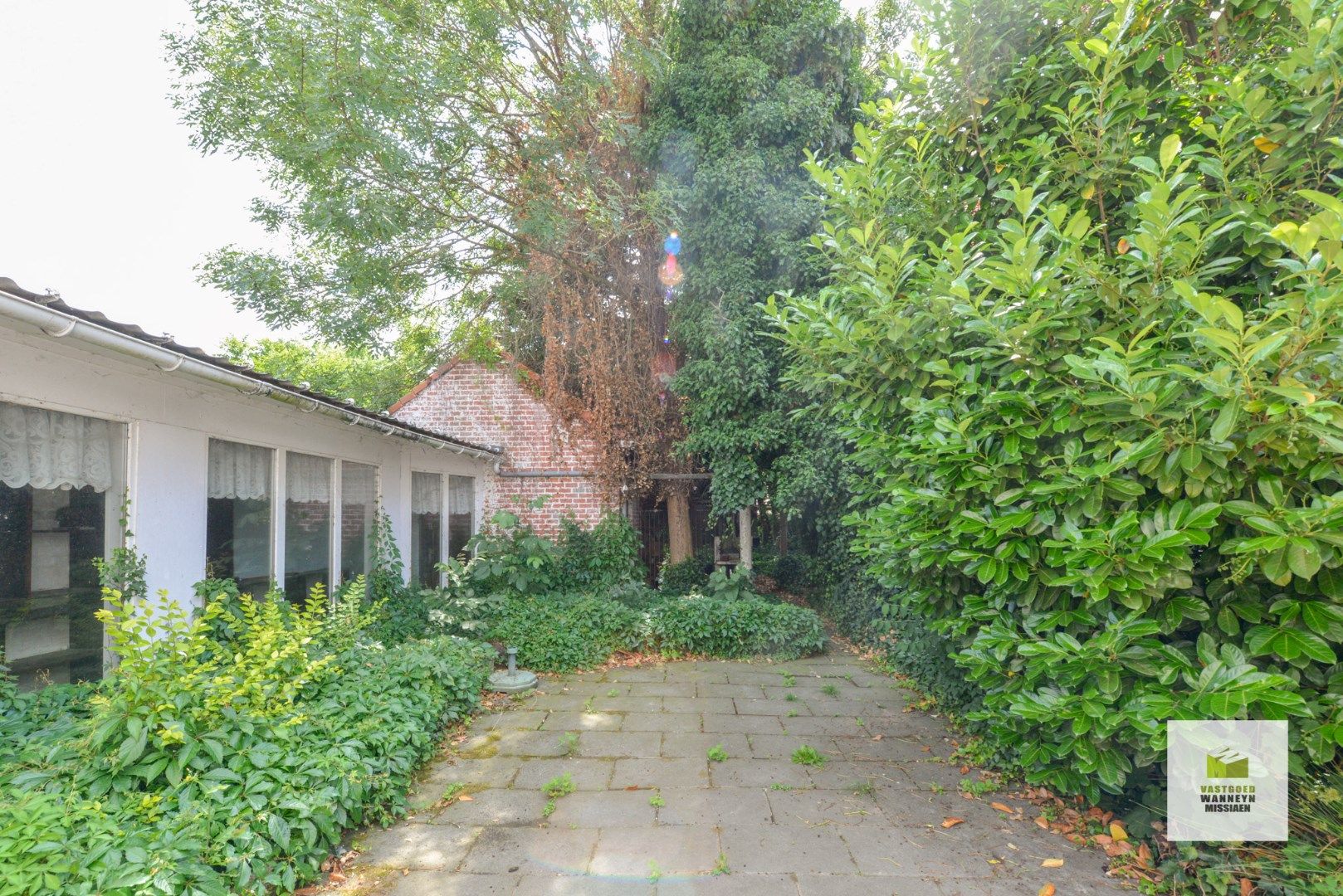 Karaktervolle, te renoveren woning met 3 slaapkamers, diepe tuin, garage met uitweg. foto 9