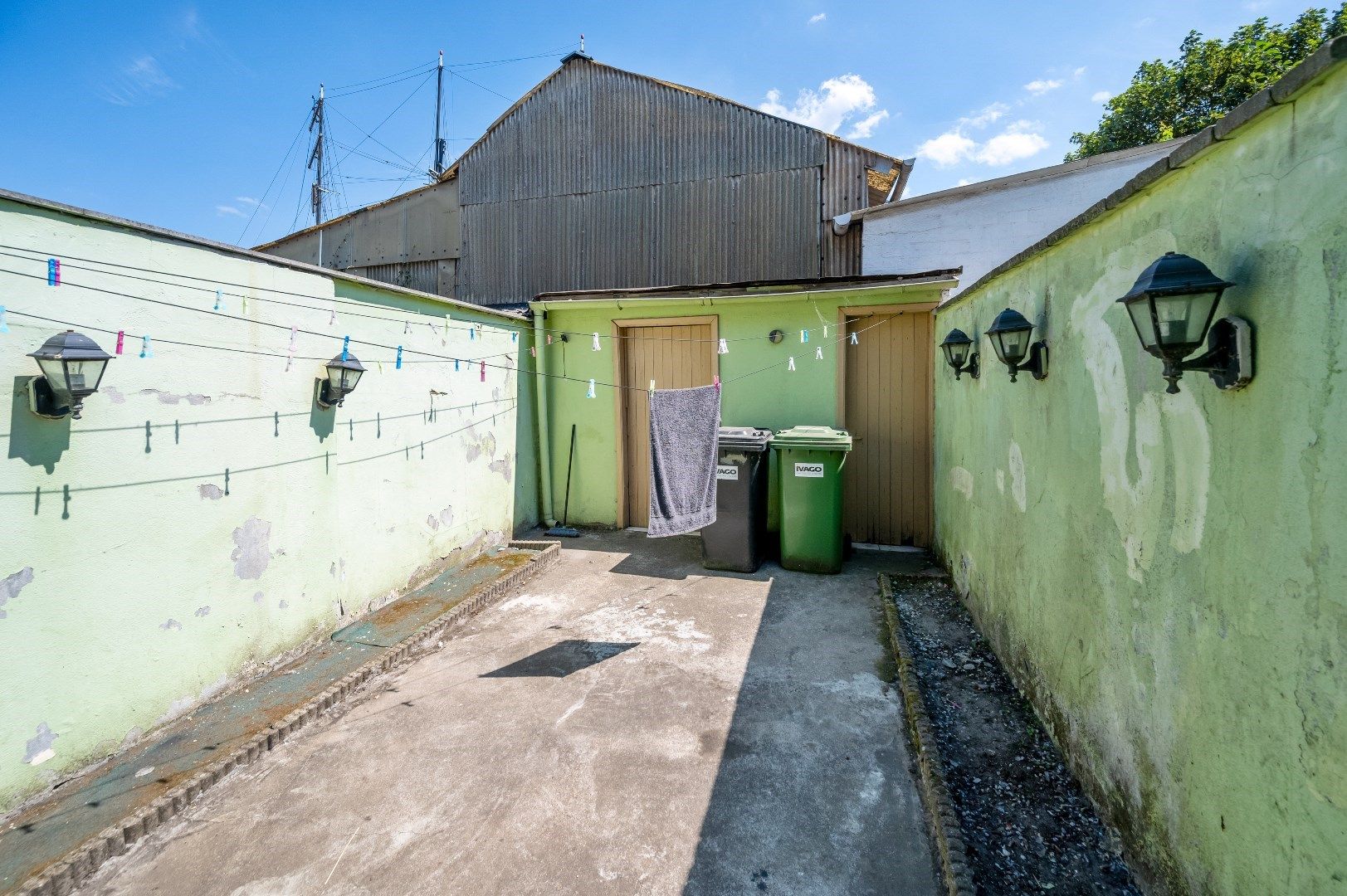 Te renoveren woning met stadskoer foto 6