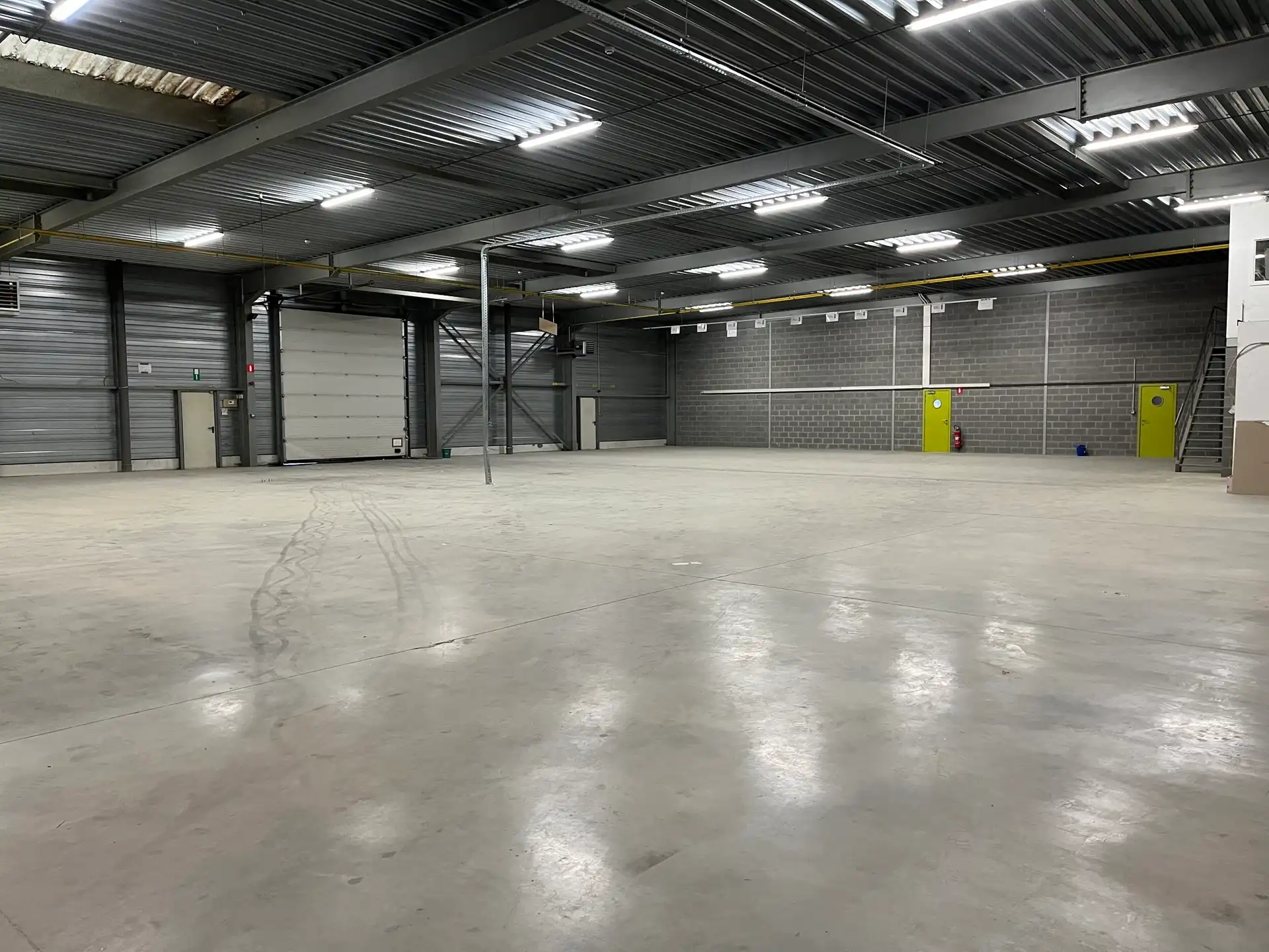 Magazijnen  vanaf 300m² tot 750m² te huur foto 3