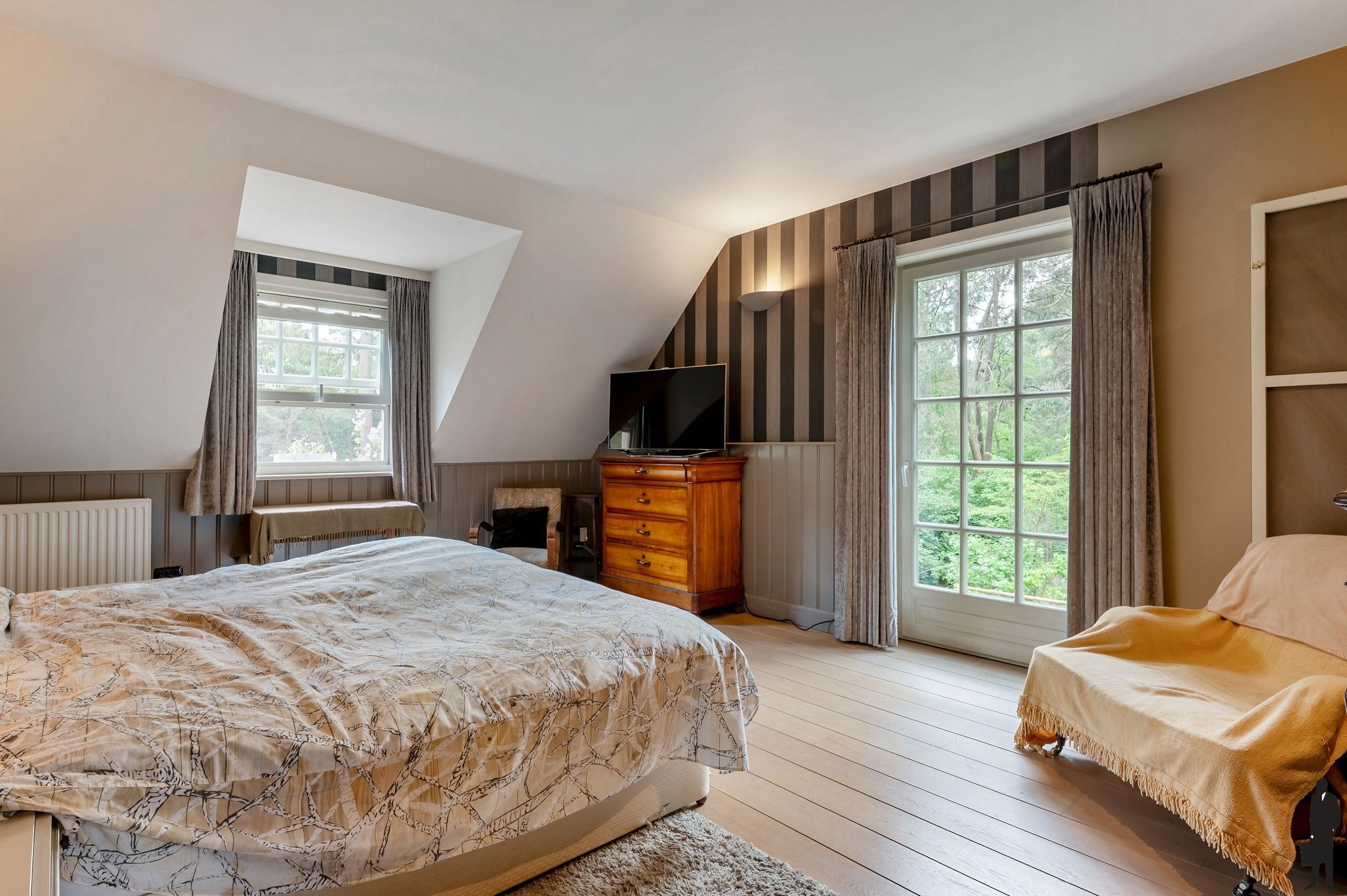 Exclusieve en uniek gelegen Engelse cottagevilla met orangerie, zwembad en aanpalende bouwgrond op ca. 1,9 ha in bosrijke omgeving. foto 12