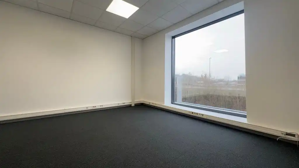 Gerenoveerde kantoorruimte te huur in Dionysius KMO center in Gent foto 4