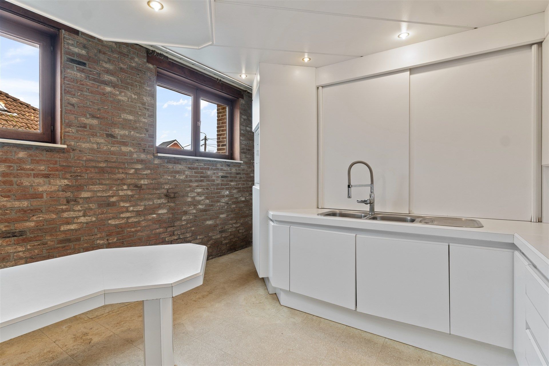 Te renoveren half open bebouwing met garage op centrale ligging te Oudegem foto 7