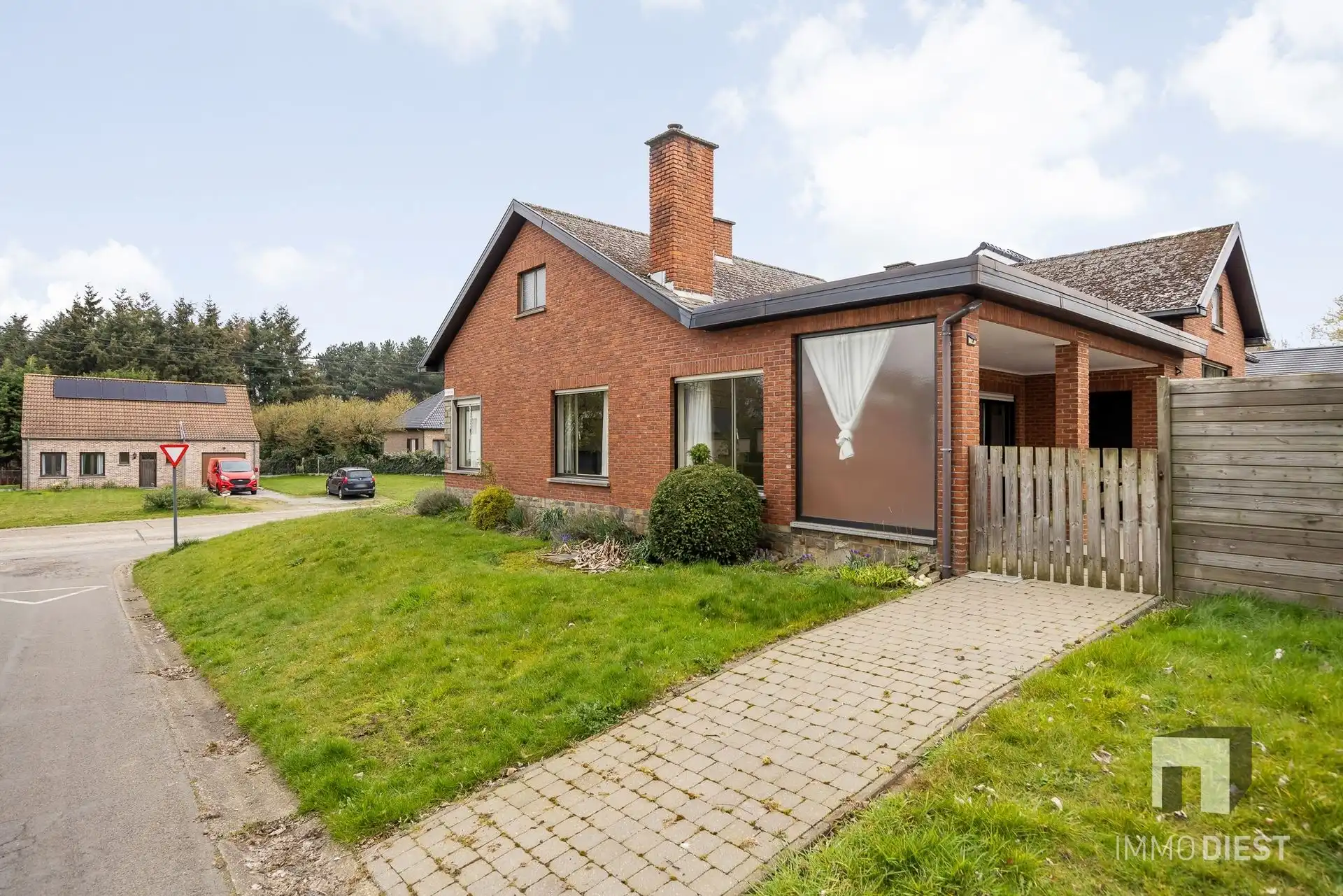 Op te knappen betaalbare split-level woning te Schaffen, kort bij de Bossen van Hees foto 4