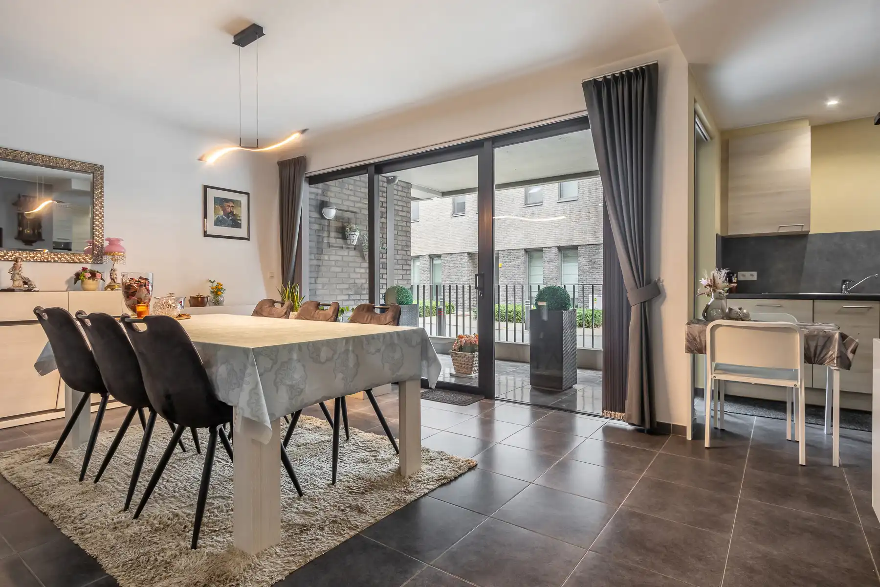 Gelijkvloersapp met 2 slaapkmrs, 2 terrassen + parkeerplaats foto 3