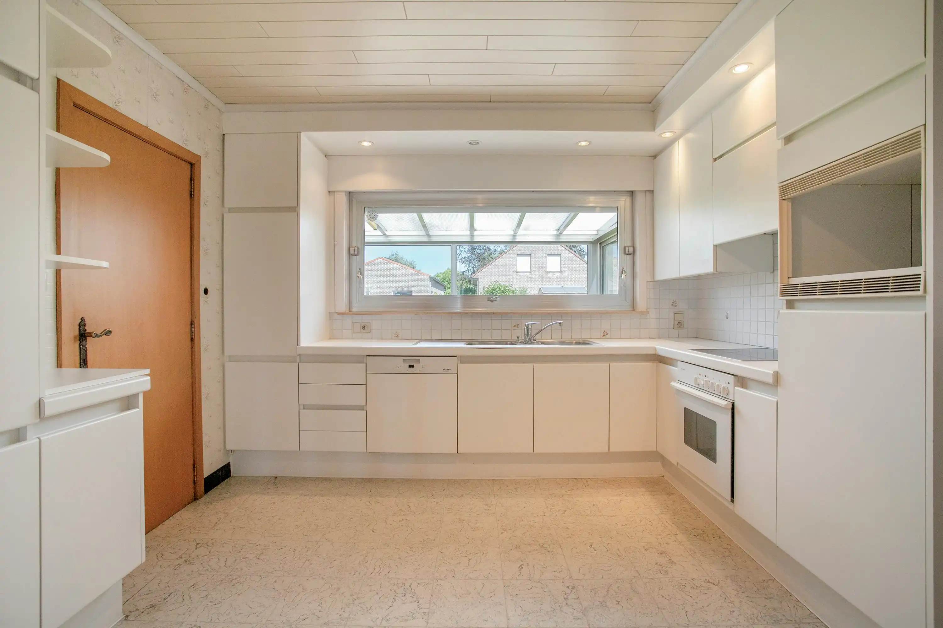 Te renoveren woning met 6 slaapkamers en loodsen te Kortemark foto 6