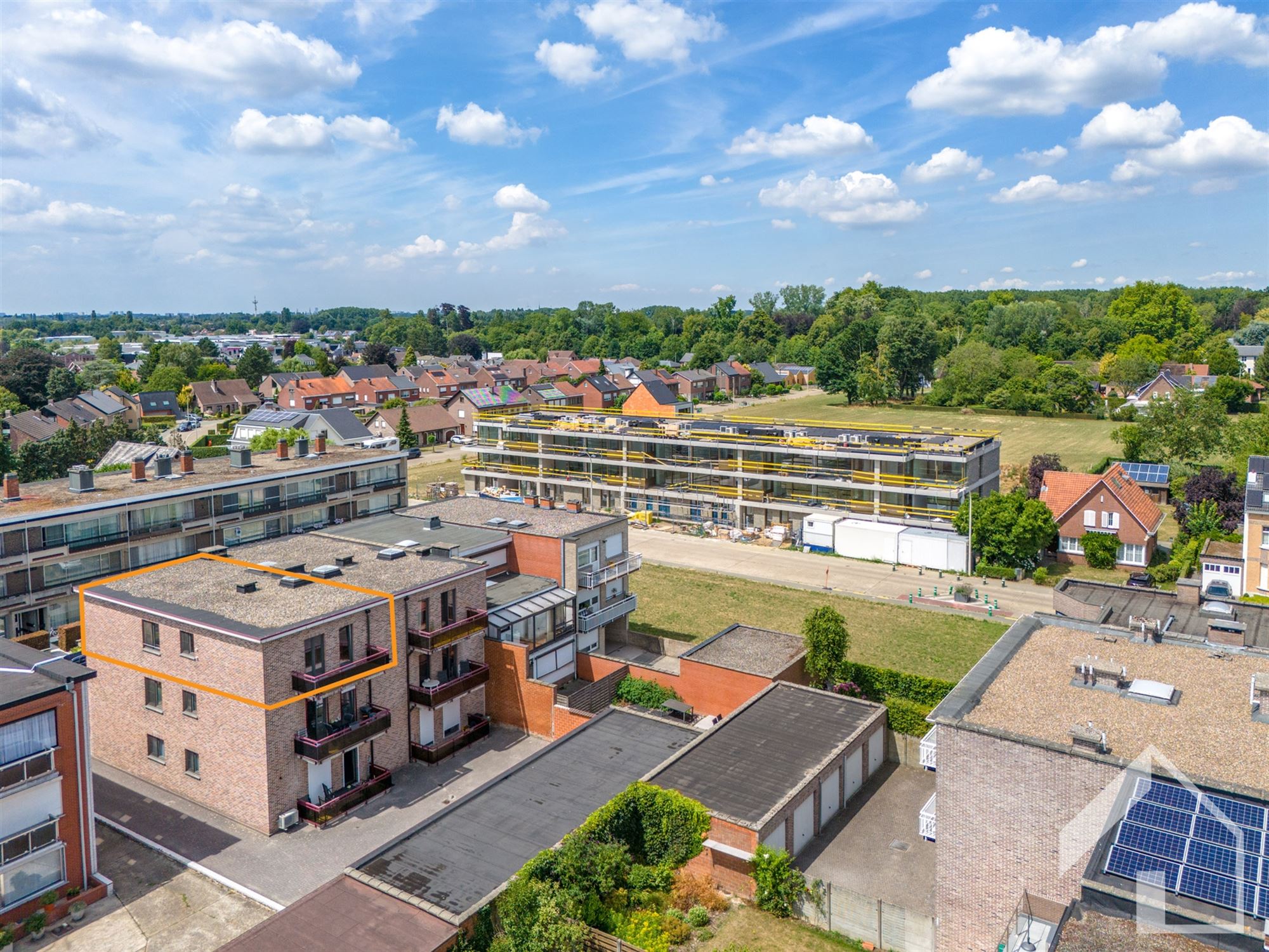 Gerenoveerd 2-slaapkamerappartement met garage foto 14