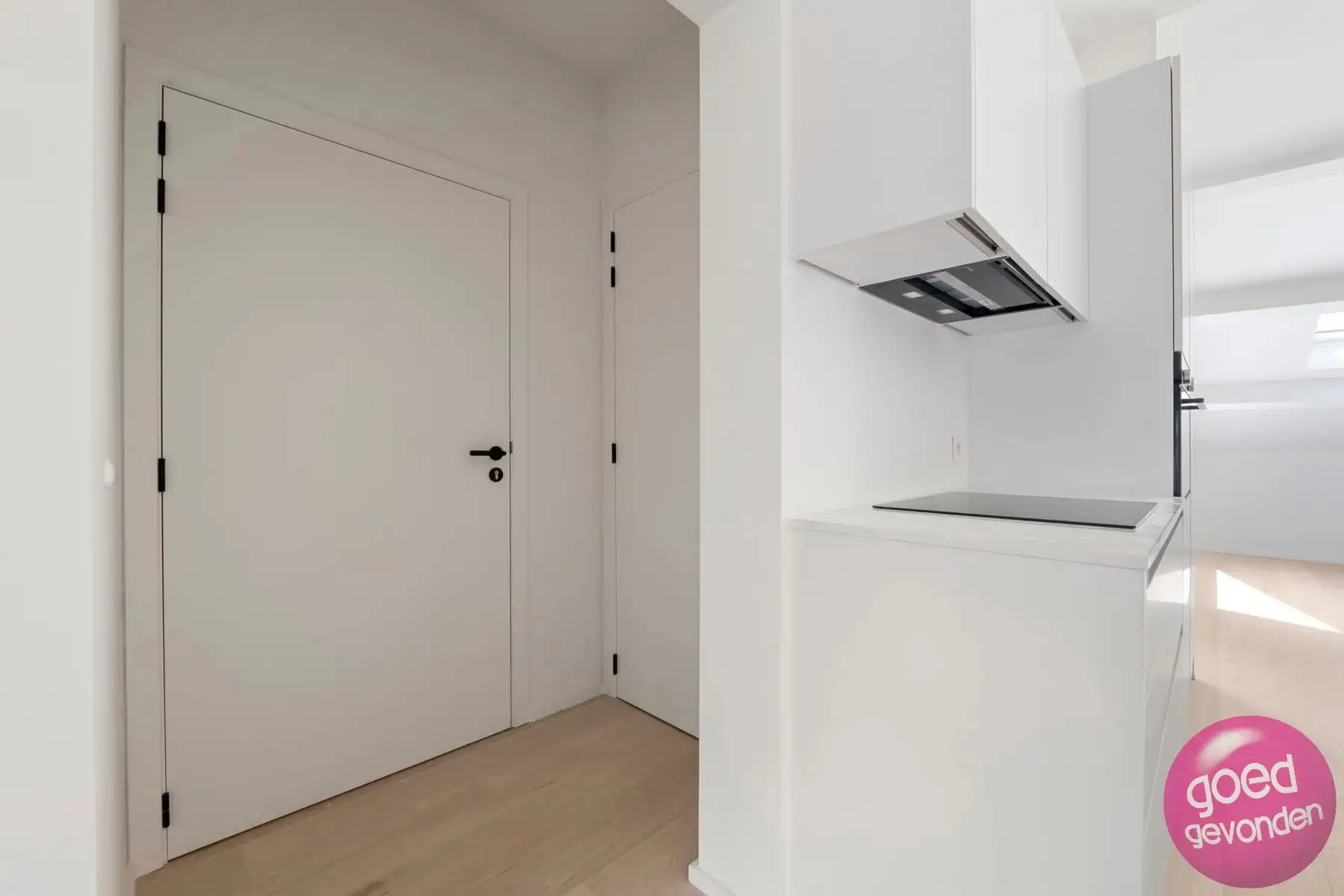 NIEUW APP - 1of2 SLK - TERRAS - KELDER - CENTRUM - GEEN BTW foto 2