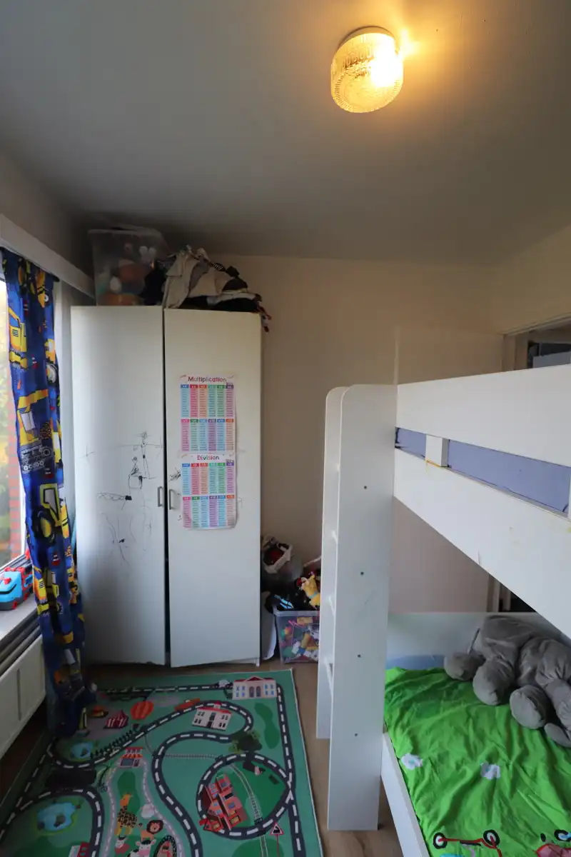 Appartement op de tweede verdieping met 2 slaapkamers met op het gelijkvloers garage met berging en tuin. foto 8