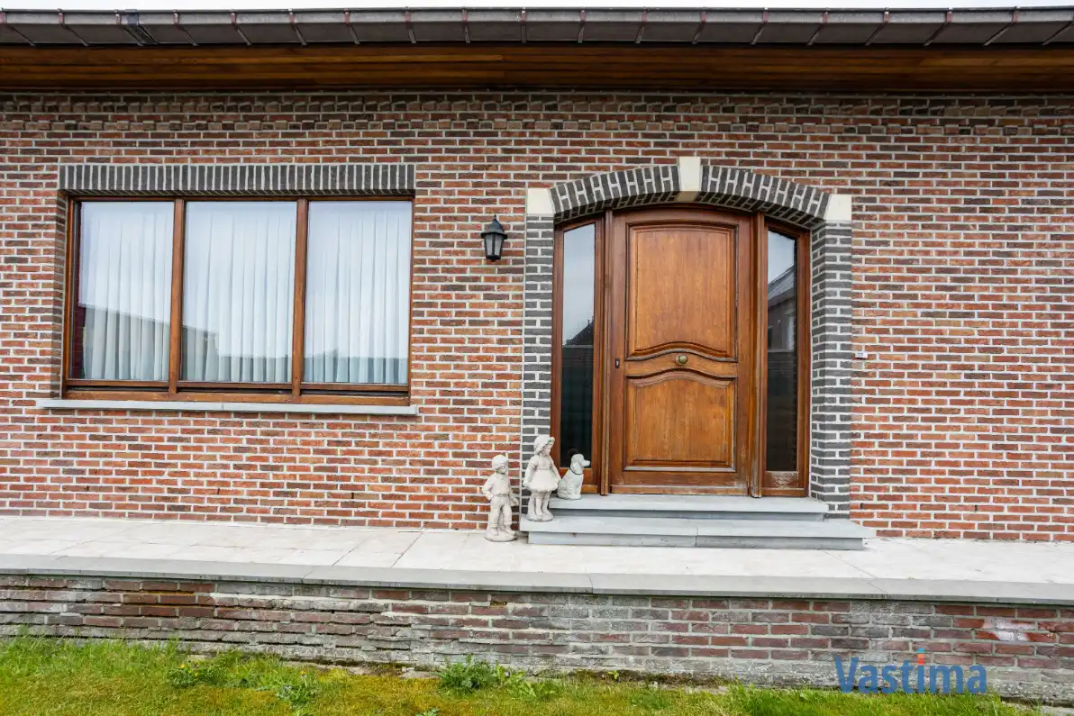 Ruime halfopen bungalow met grote kelder, 3 slaapkamers en zonnige tuin foto 4