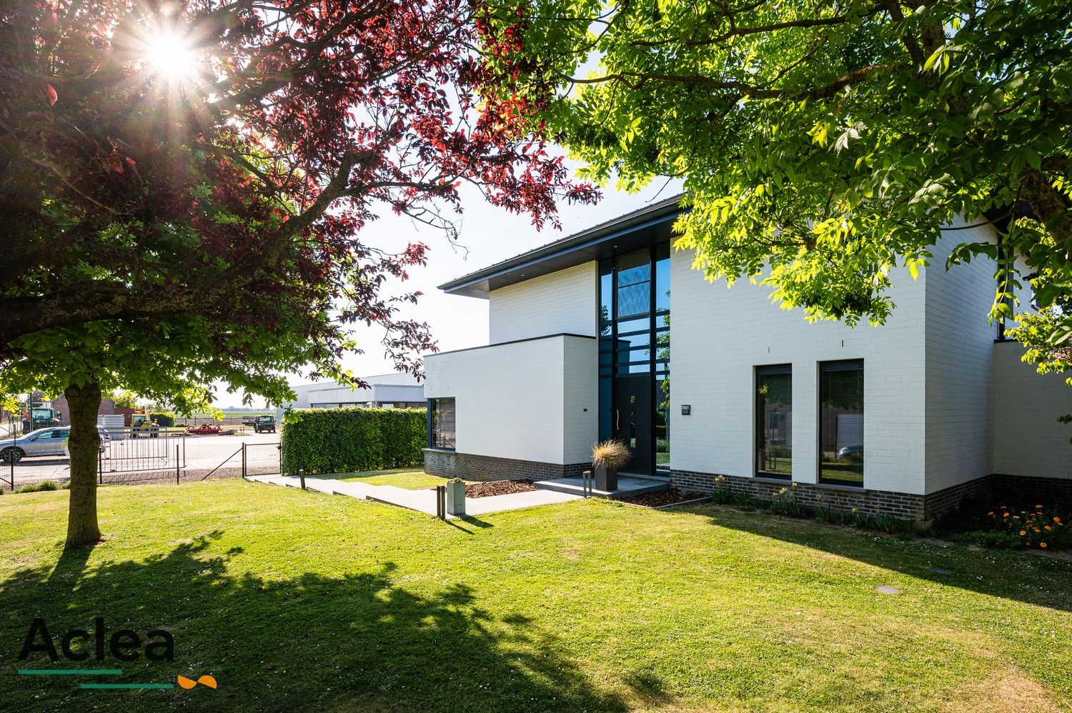 Moderne instapklare villa met zwembad en poolhouse foto 3