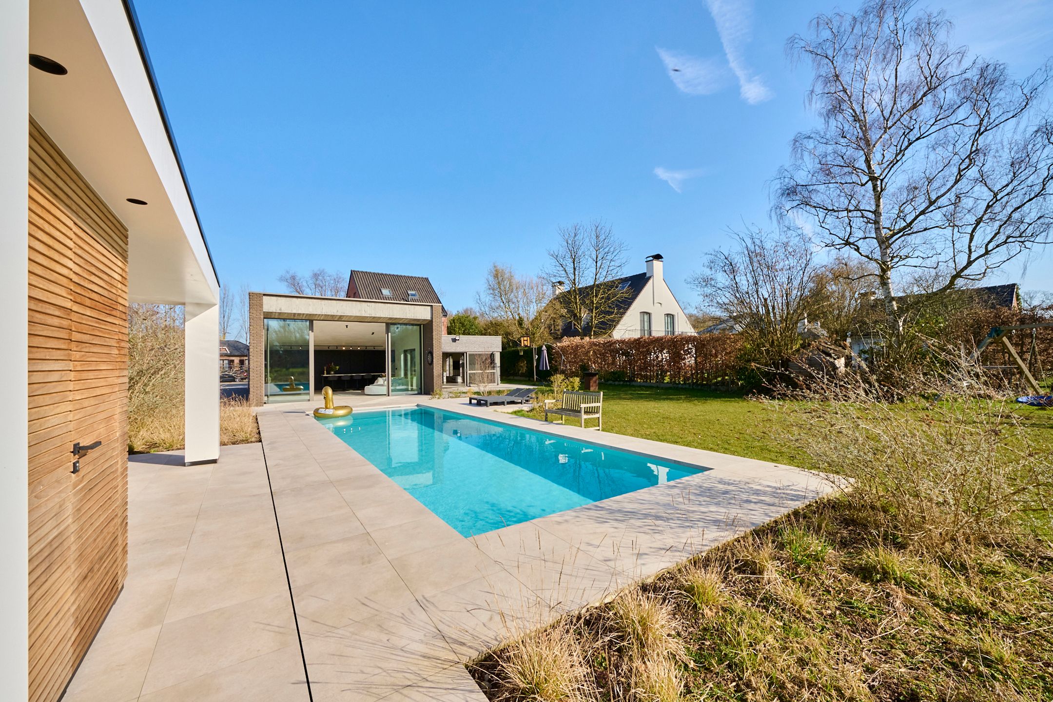 Volledig verbouwde woning met zwembad foto {{pictureIndex}}