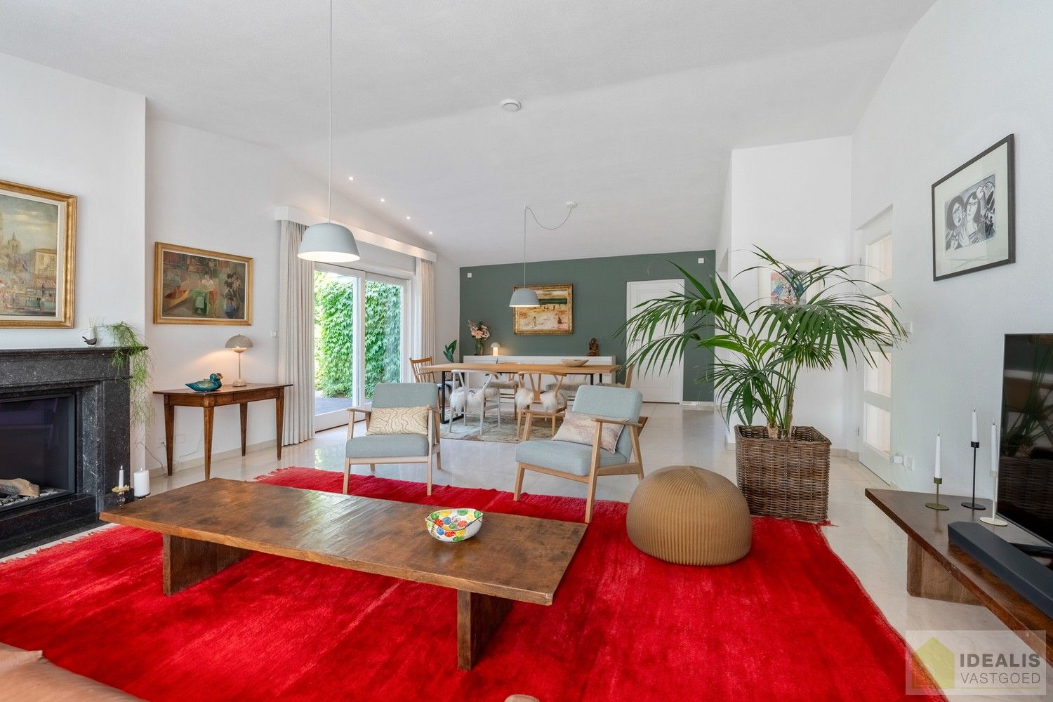 PRACHTIGE VILLA MET SCHITTERENDE ROYALE LEEFRUIMTES, UITGERUSTE KEUKEN, 2 BADKAMERS, 3 SLAAPKAMERS, CARPORT VOOR 2 WAGENS EN KNAP AANGELEGDE TUIN. DEZE KNAPPE VILLA OP EEN RESIDENTIELE LOCATIE BESCHIKT OP DE GELIJKVLOERSE VERDIEPING OVER EEN ROYALE INKOMHAL, RUIME LEEFRUIMTE MET AANSLUITEND EETKAMER EN PRAKTISCH UITGERUSTE LEEFKEUKEN MET EEN BIJKEUKEN/WASPLAATS MET TOEGANG TOT TERRAS, BADKAMER EN 2 SLAAPKAMERS; OP DE VERDIEPING BESCHIKT DE WONING OVER EEN PRACHTIGE MASTERBEDROOM MET AANSLUITEND EEN LUXUEUZE BADKAMER. EEN ‘MUST SEE’ VOOR KOPERS OP ZOEK IN HET MOOIE SEGMENT! foto 9