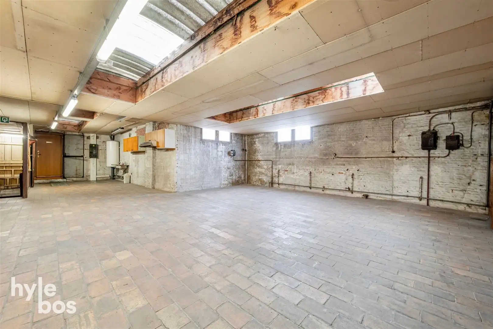 Ruim bovenhuis met groot magazijn in het centrum van de stad foto 12