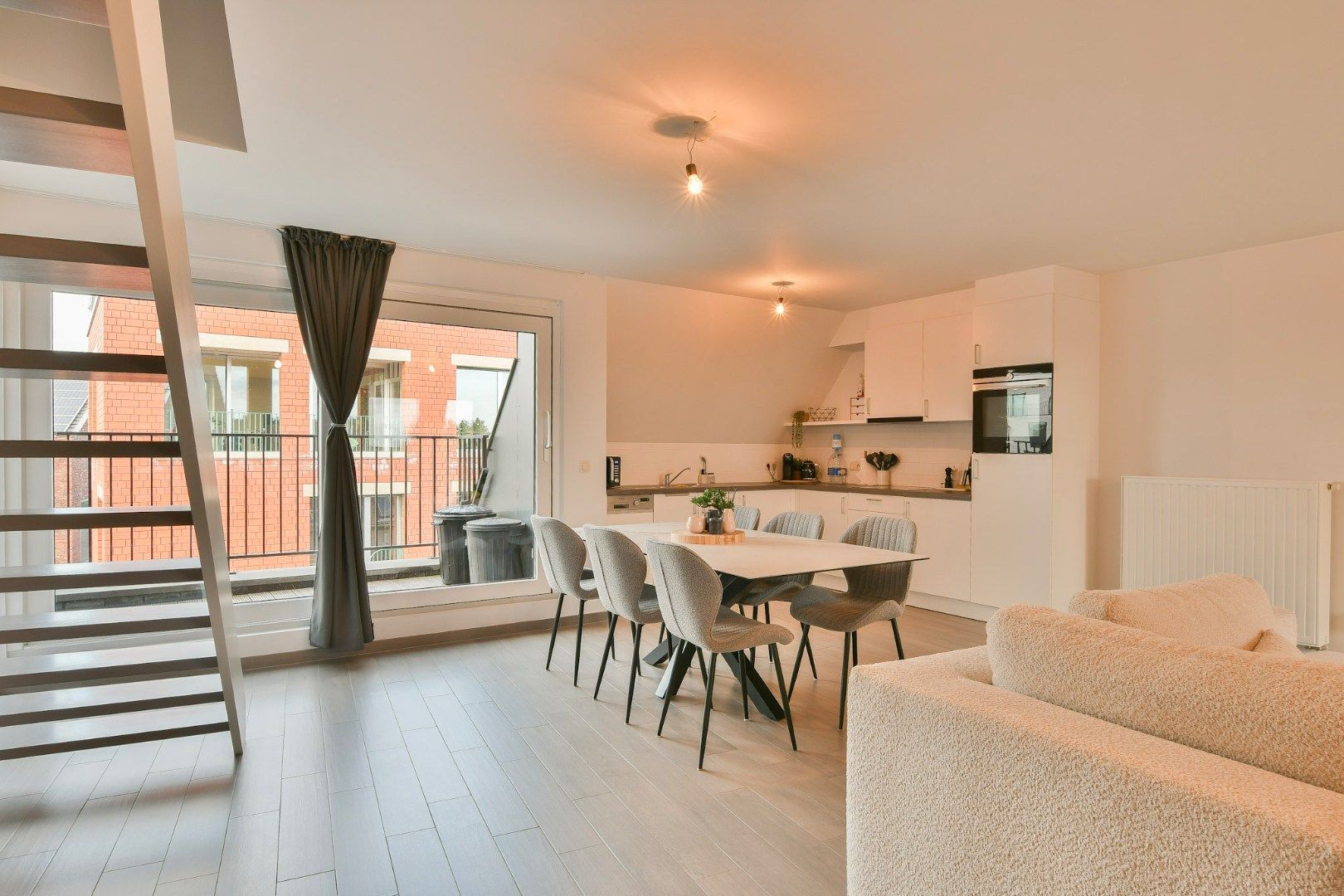 Ruim duplex appartement met 2 slaapkamers, 2 terrassen en garage te Oudenburg foto {{pictureIndex}}