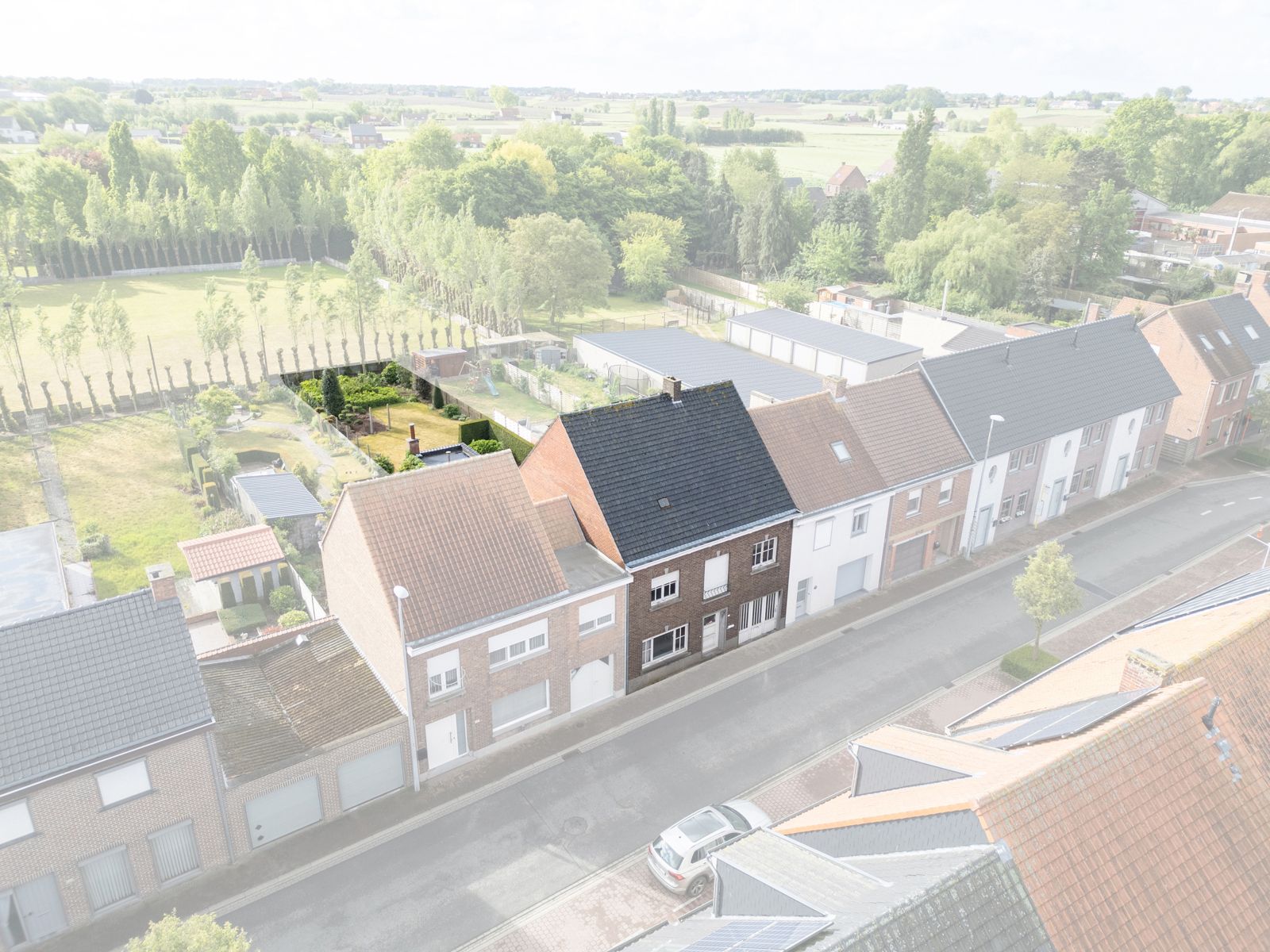 Hoofdfoto van de publicatie: Te renoveren woning met 4 slaapkamers en garage op 432 m²