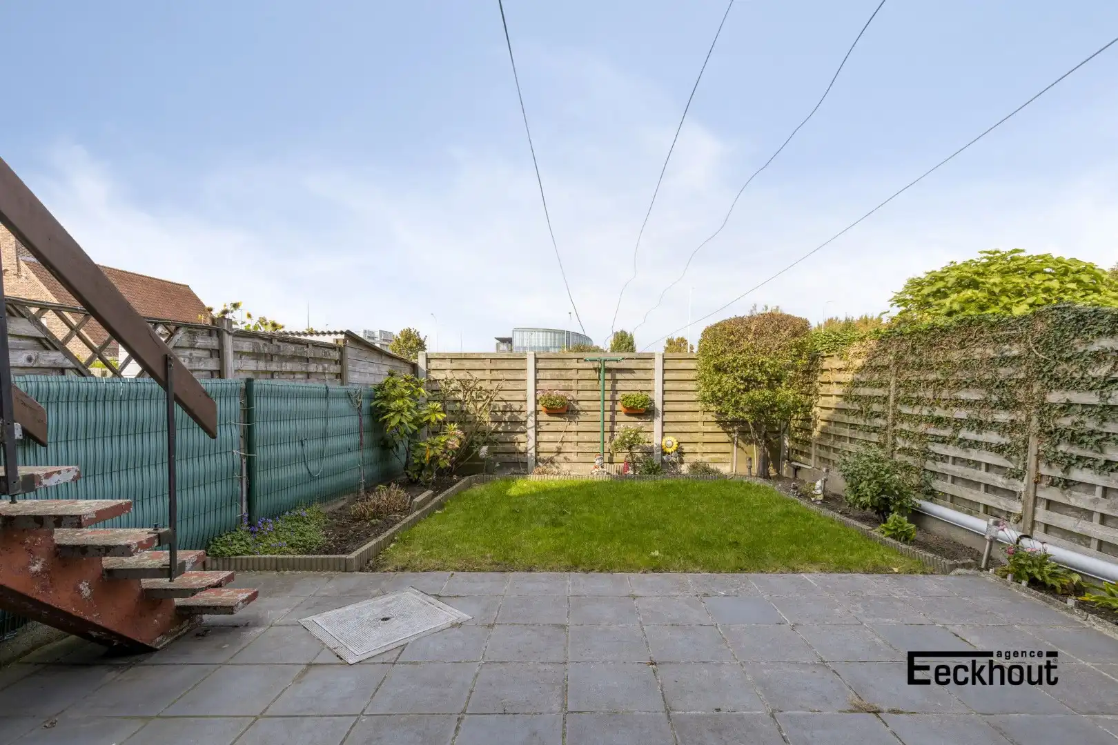 Te moderniseren woning op goede ligging met garage en tuin! foto 6