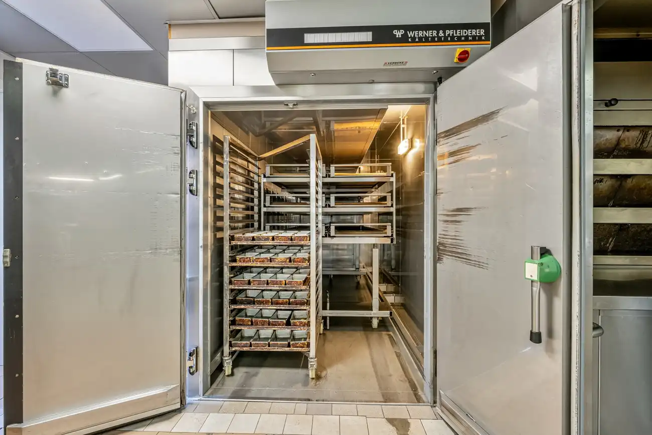 Strategisch gelegen handelspand met winkelruimte (bakkerij) met inpandige garage, grote werkruimte (ca. 145m²) en aangename tuin met open zicht in Ertvelde! foto 9