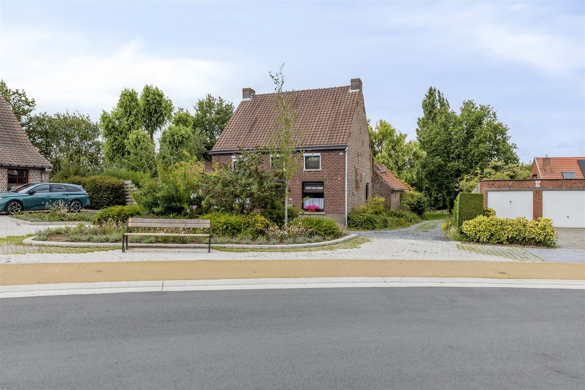 Ruime woning met groene tuin te koop in Oosterzele foto 2