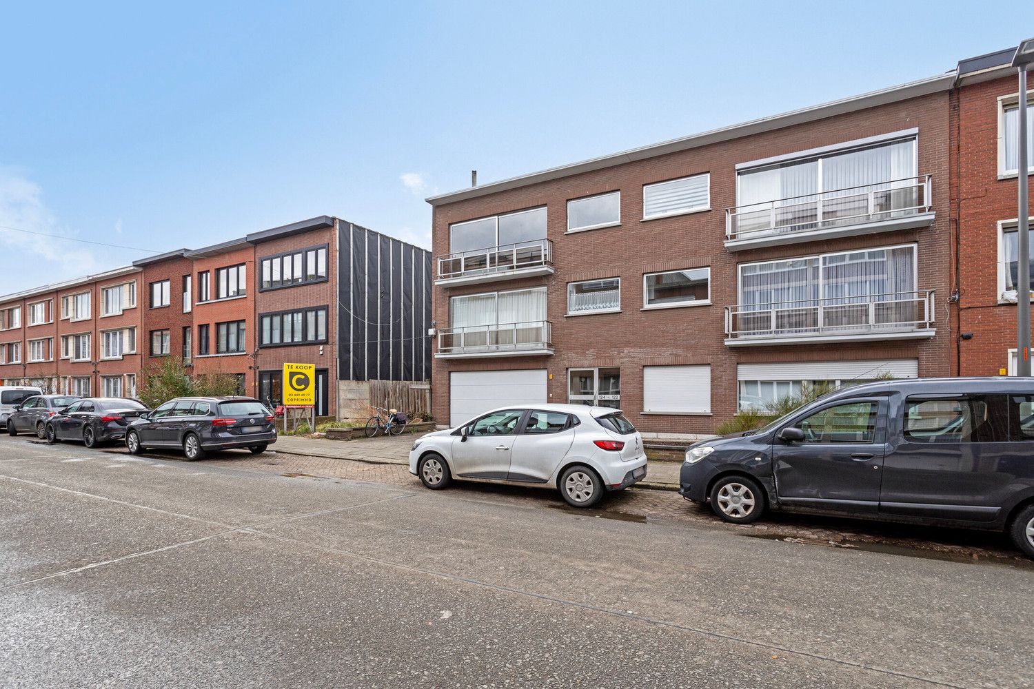 Volledig te renoveren ruim appartement (110m2) met 2 slaapkamers, dressing, ruim terras en inpandige parkeerplaats! foto 3