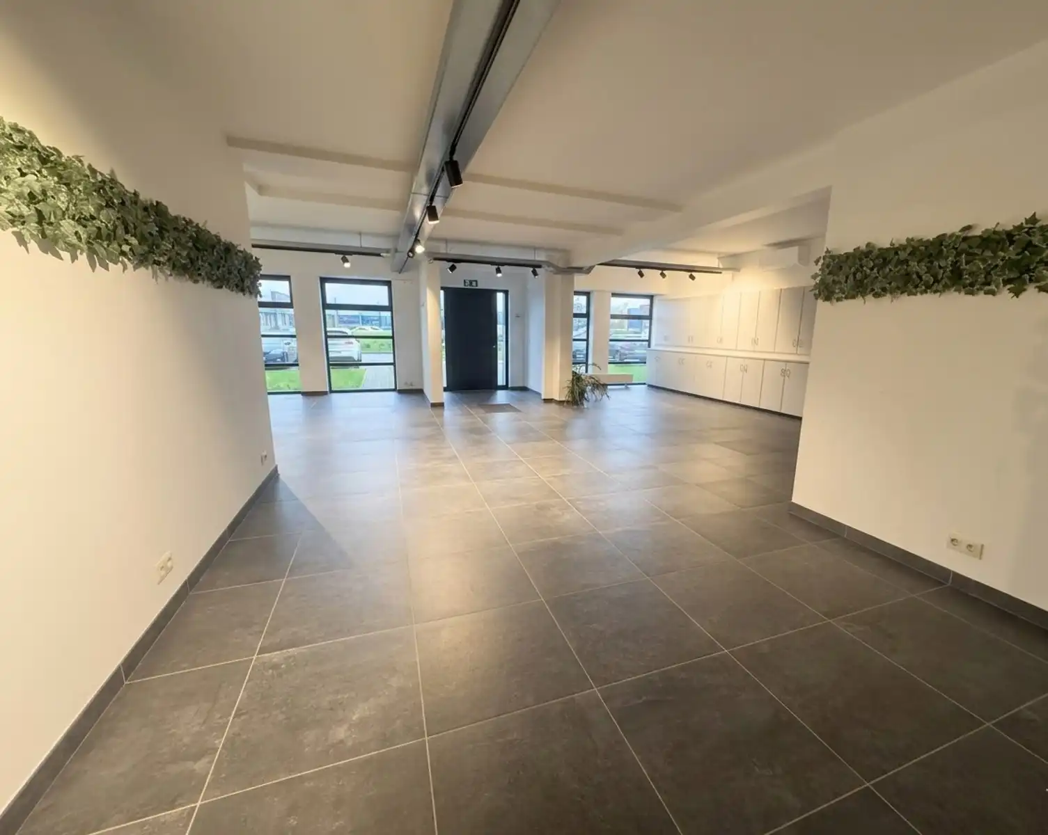 Showroom/Kantoren te huur incl. 15 parkeerplaatsen en opslag foto 4