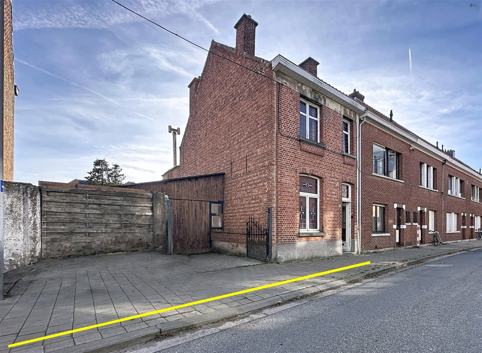 Hoofdfoto van de publicatie: Halfopen bebouwing met 3 slaapkamers, ruime garage op perceel van 380m².